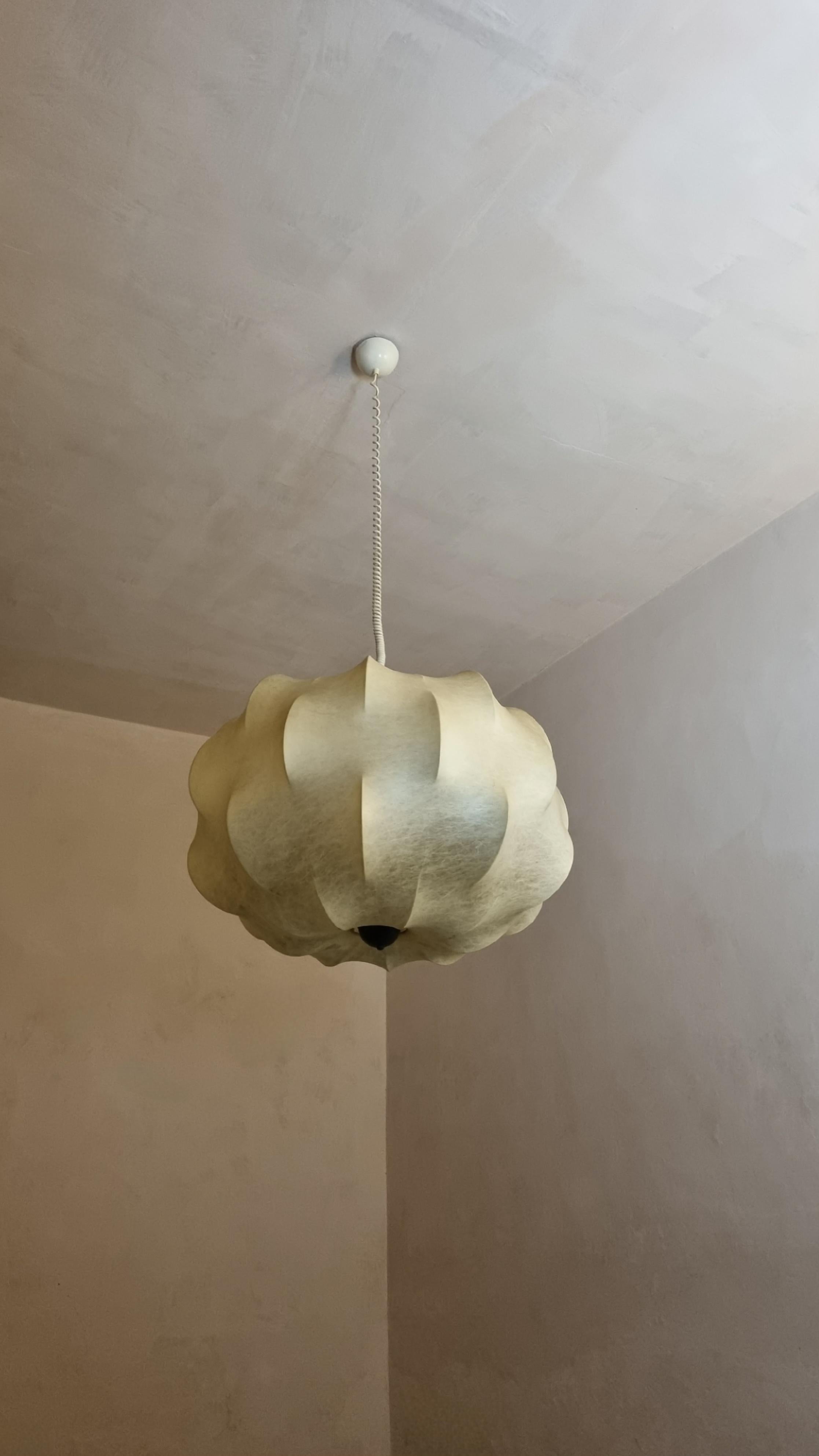Large Nuvola ceiling lamp designed by Tobia Scarpa for Flos, 1963.
Internal structure in white painted steel, sprayed with special resin cocoon, first edition in excellent conditions.
Adjustable height, the cable measures 120 cm but can be