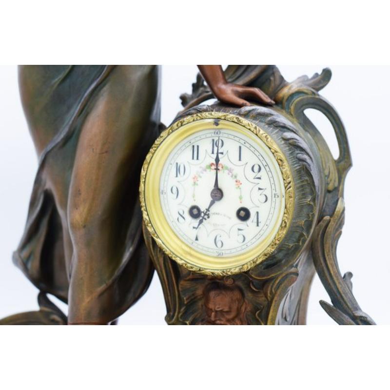 Gran Reloj Ninfa de Regula y Mármol Patinado Bronce de A. De Raudery, Francia, años 1890
 
 Diseño Vintage
 A. de RAUDERY - Escuela francesa del siglo XIX-XX. Reloj de péndulo o de salón con motivo de espelta con pátina verde y marrón de estilo Art