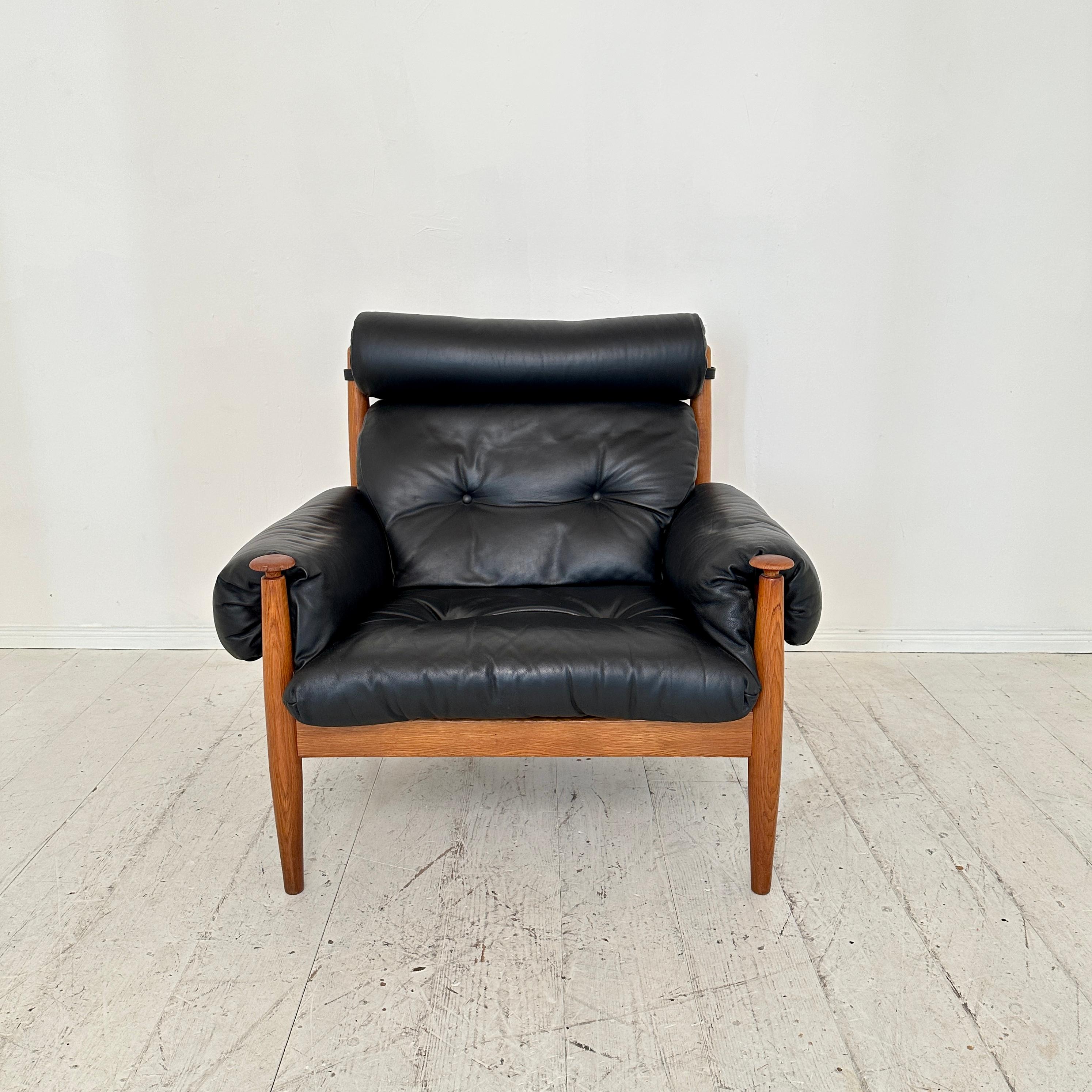 This Large Armchair by Eric Merthen for IRE Möbler was built and designed in Sweden around 1960.
It is made out of Oak and Black Leather.
A unique piece which is a great eye-catcher for your antique, modern, space age or mid-century interior.
It is
