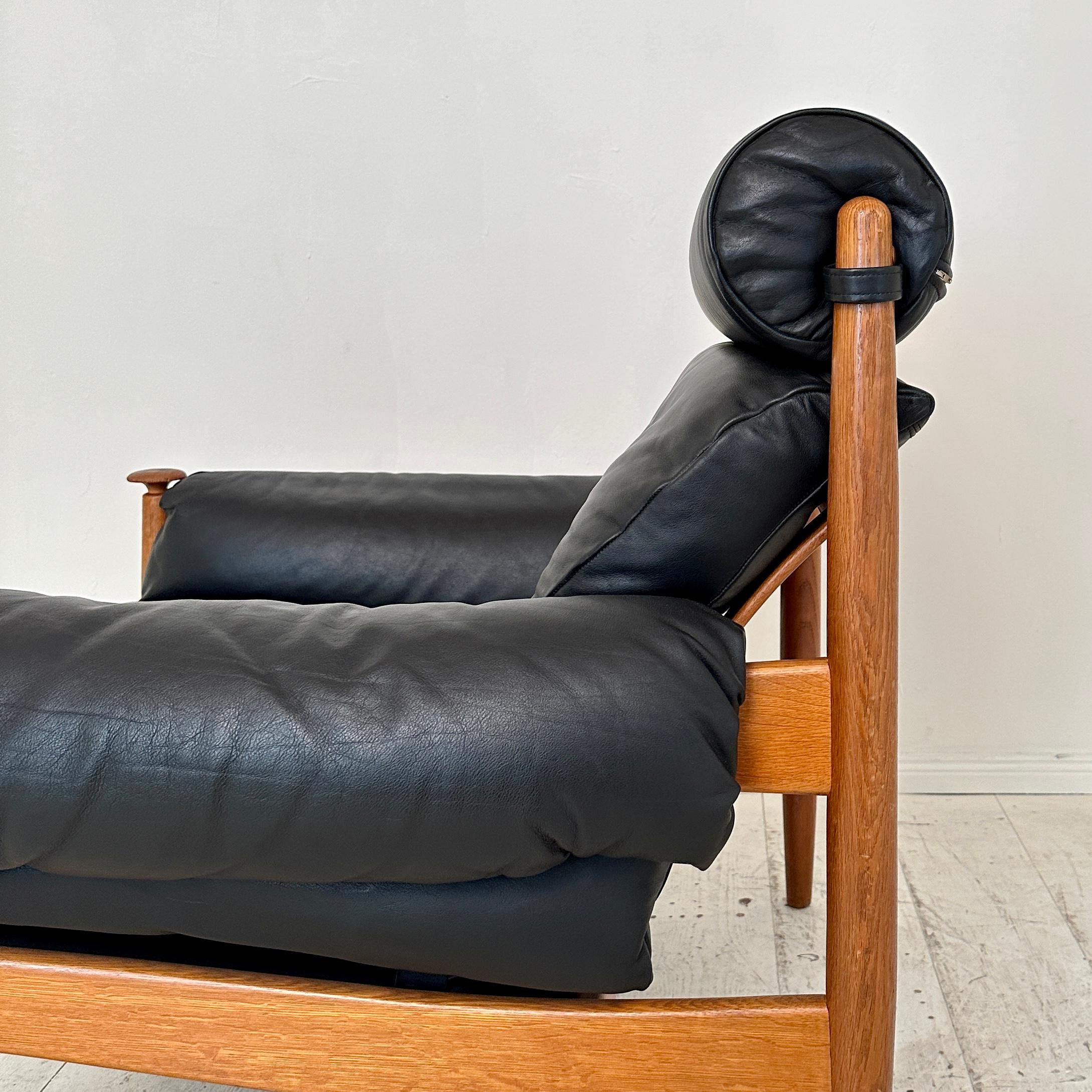 Mid-20th Century Large Oak and Black Leather Armchair by Eric Merthen , IRE Möbler, Sweden, 1960