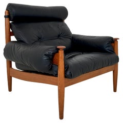 Sillón grande de roble y cuero negro de Eric Merthen , IRE Möbler, Suecia, 1960
