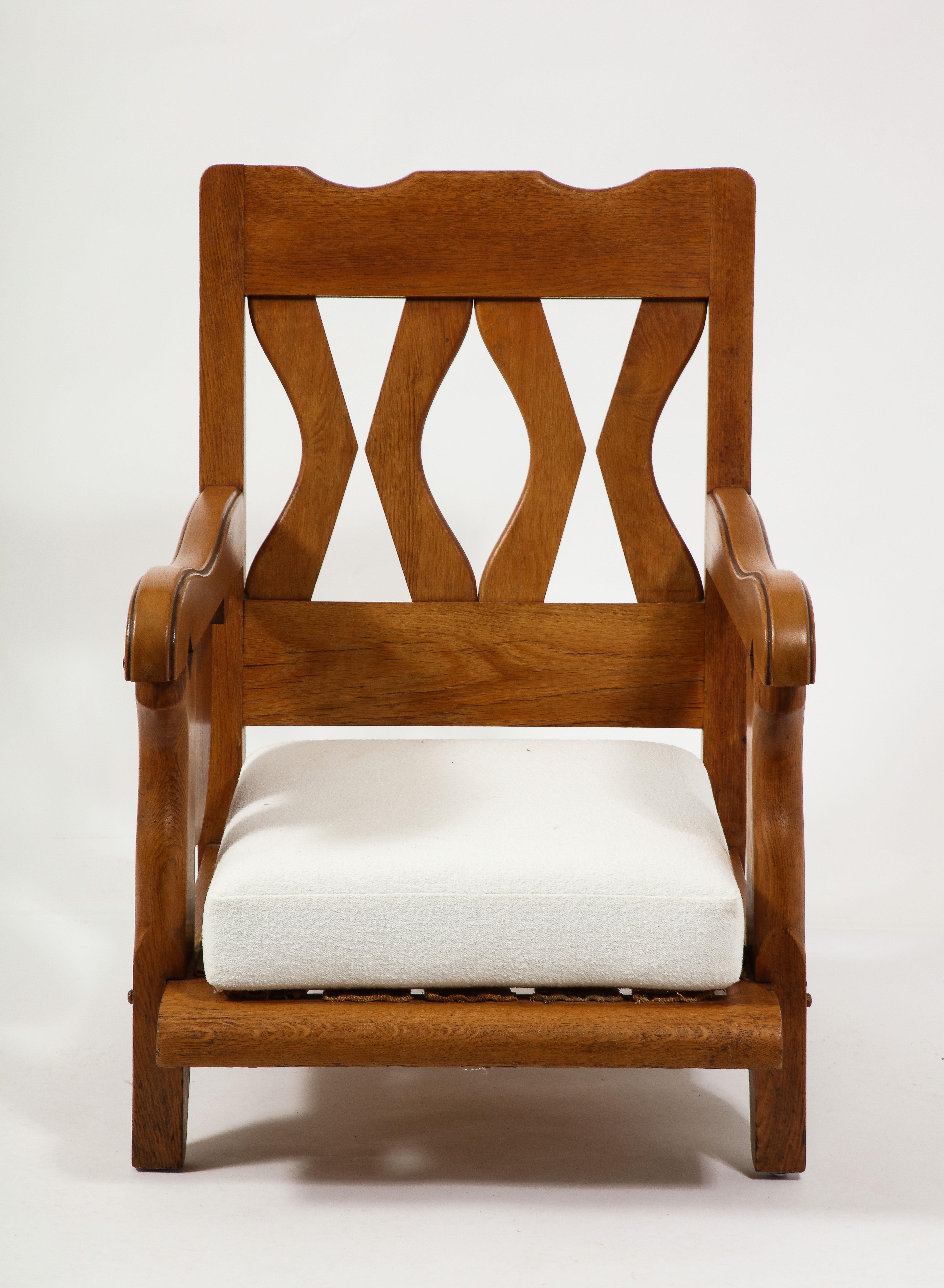 Large Oak Gentleman chair with a foldable drink tray, elegant construction, and joinery.
The chair has since been reupholstered, new photos coming soon.
