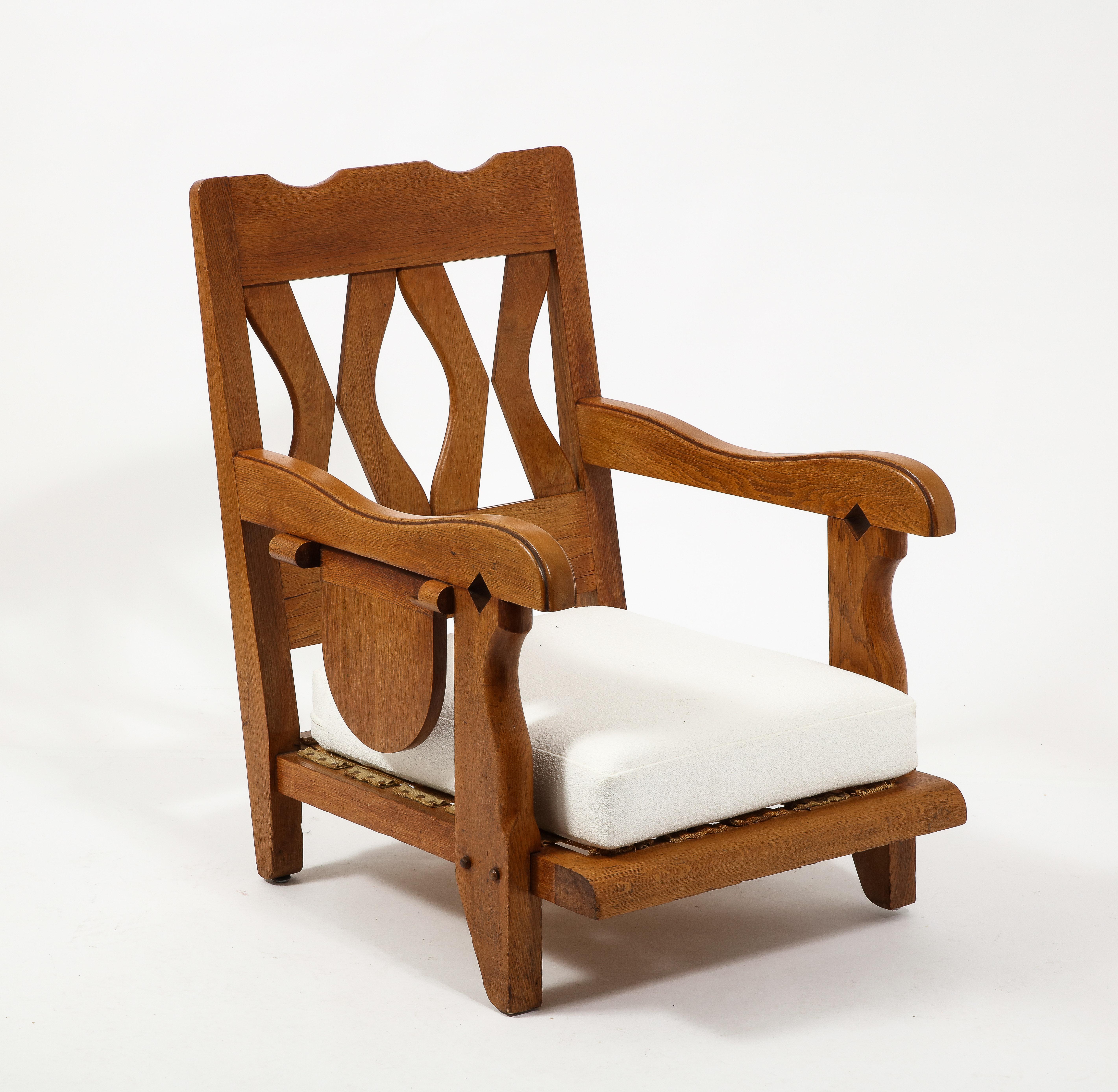 Großer Sessel aus Eiche und Bouclé von Guillerme & Chambron, Frankreich 1950er Jahre (Eichenholz) im Angebot