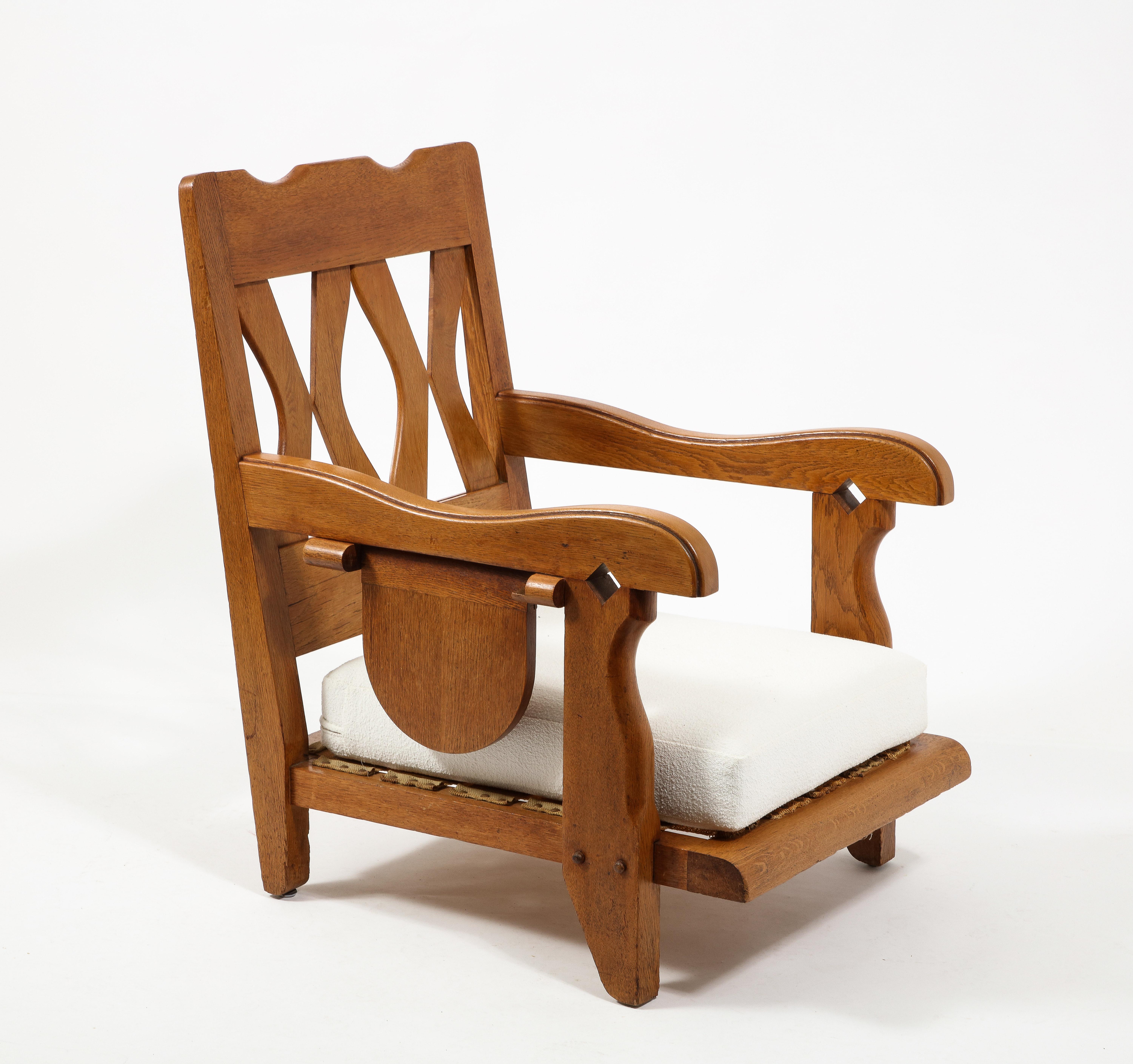 Großer Sessel aus Eiche und Bouclé von Guillerme & Chambron, Frankreich 1950er Jahre im Angebot 1