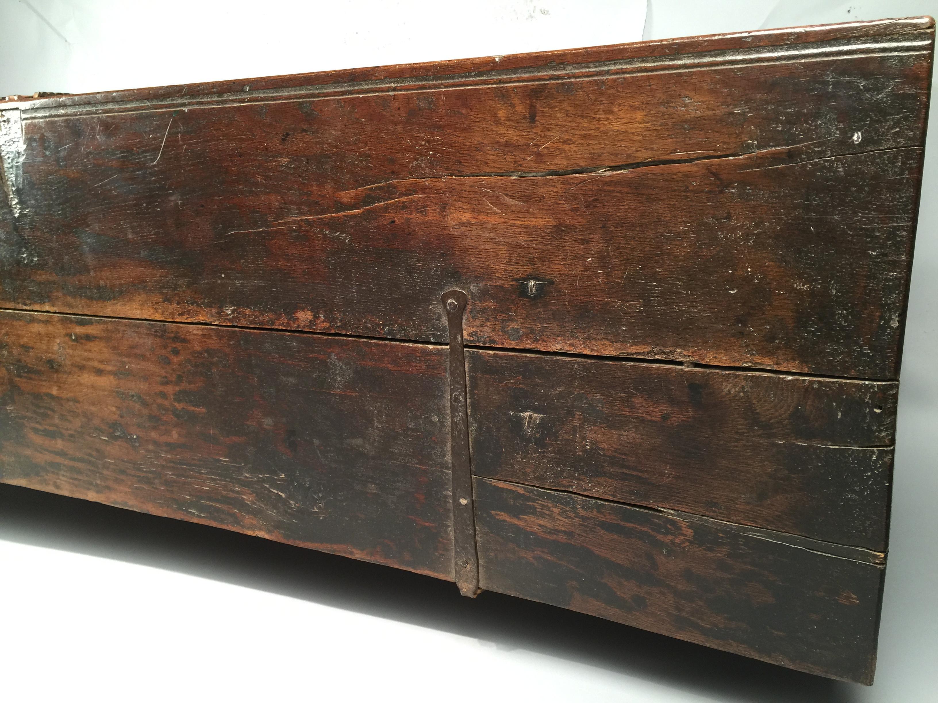 Large Oak Armourer’s or Sword Chest, circa 1600 In Good Condition In Lymington, GB