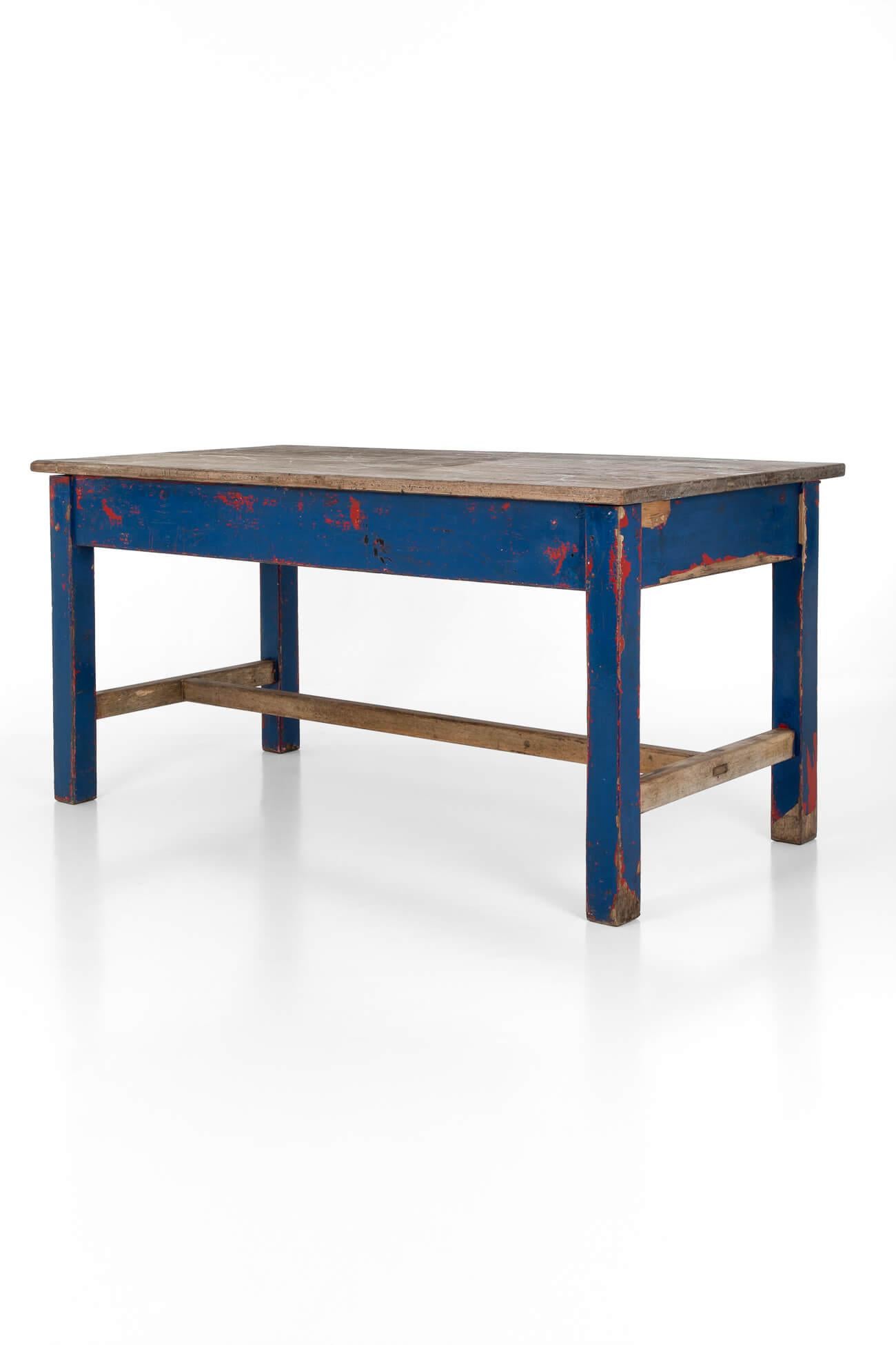 A wonderful art school table in oak.

The heavy oak table top has been bleached by the sun, giving it a naturally weathered look.

With four block legs united by an H-stretcher and a peripheral apron to all sides.

The base retains layers of its