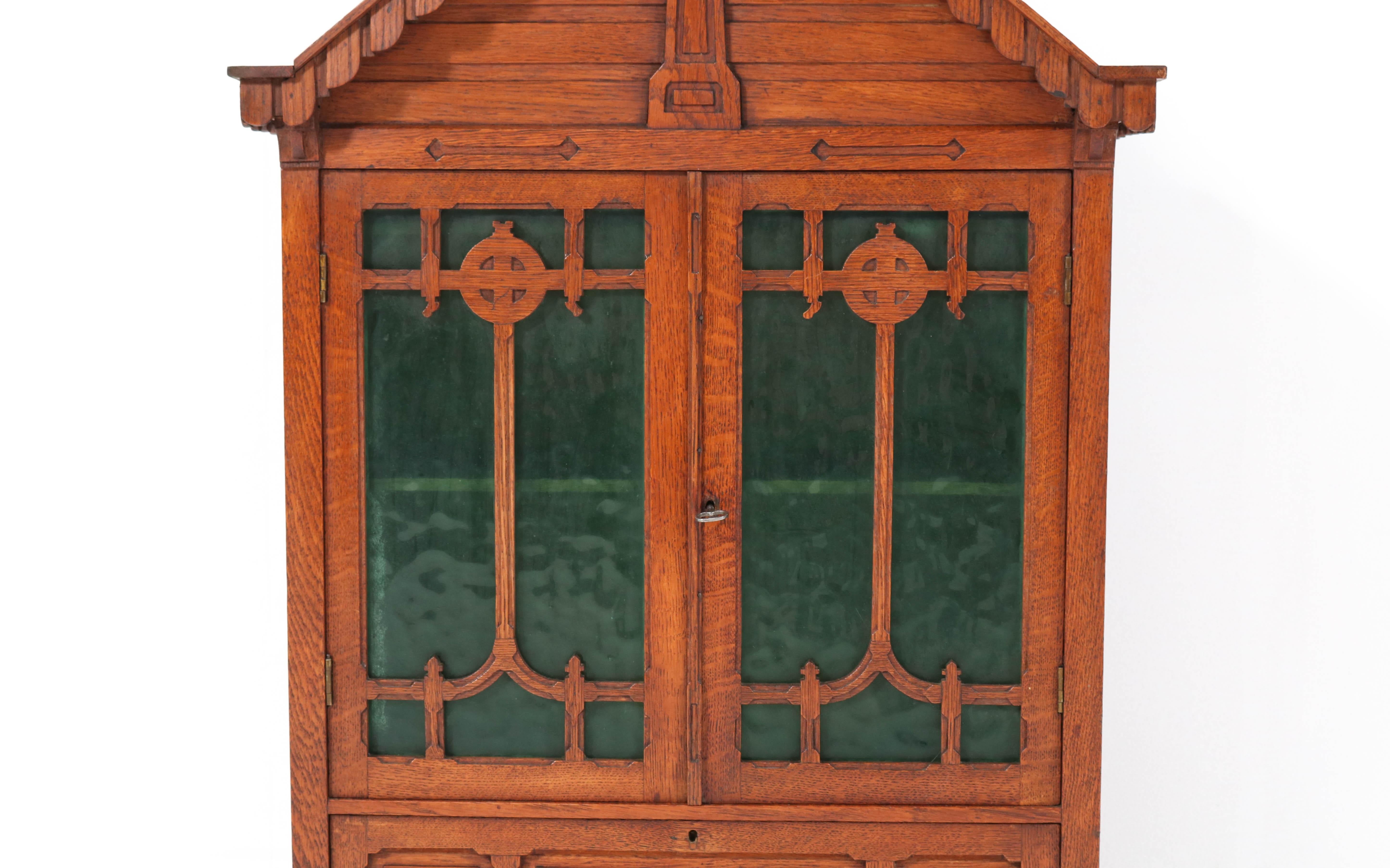 Early 20th Century Large Oak Arts & Crafts Wall Cabinet with Green Glass, 1900s
