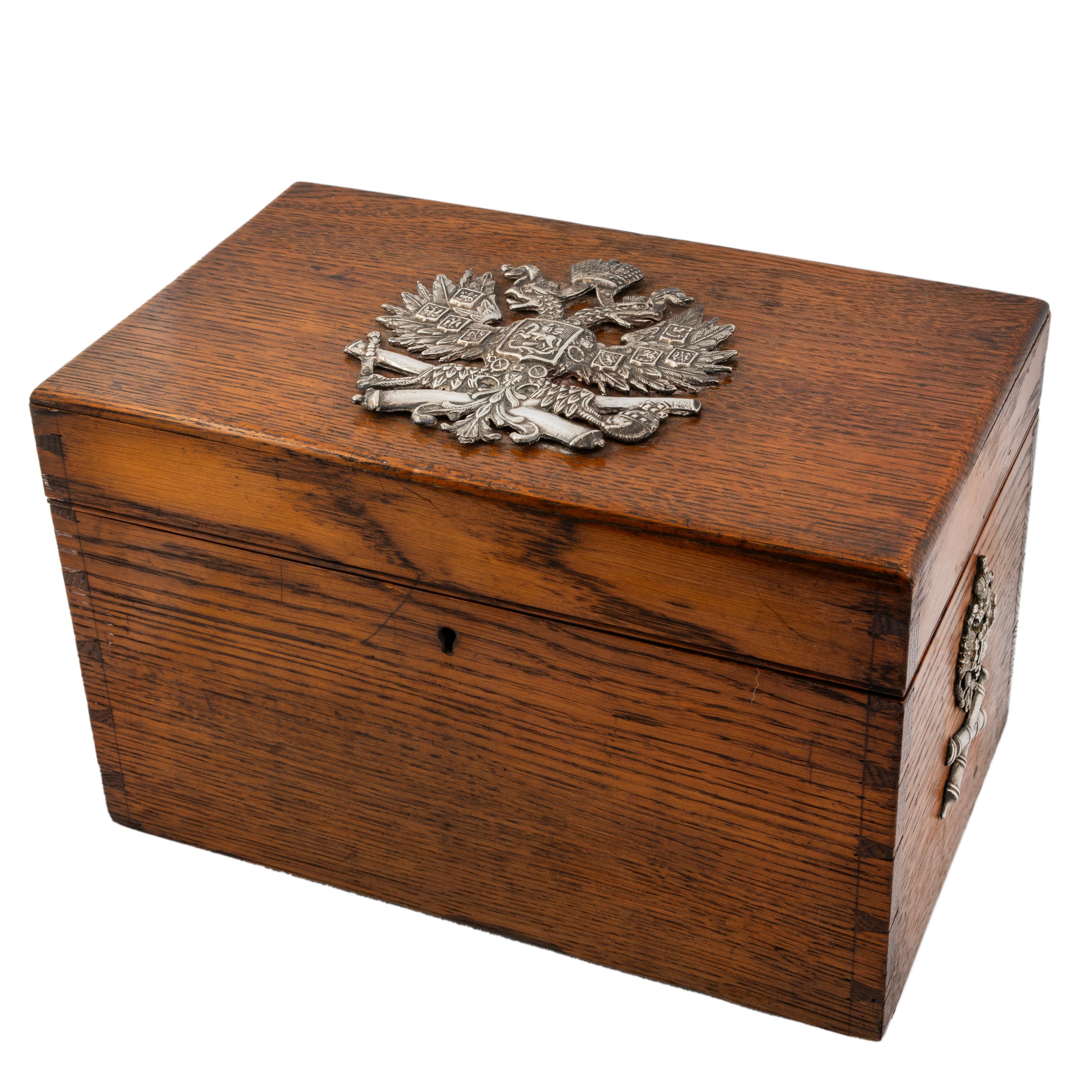 Le couvercle à charnière est orné d'un aigle militaire russe de style Tsar Alexander III Romanov en argent au-dessus de canons croisés (voir description ci-dessous), les deux côtés sont ornés d'un aigle bicéphale en argent plus petit d'inspiration