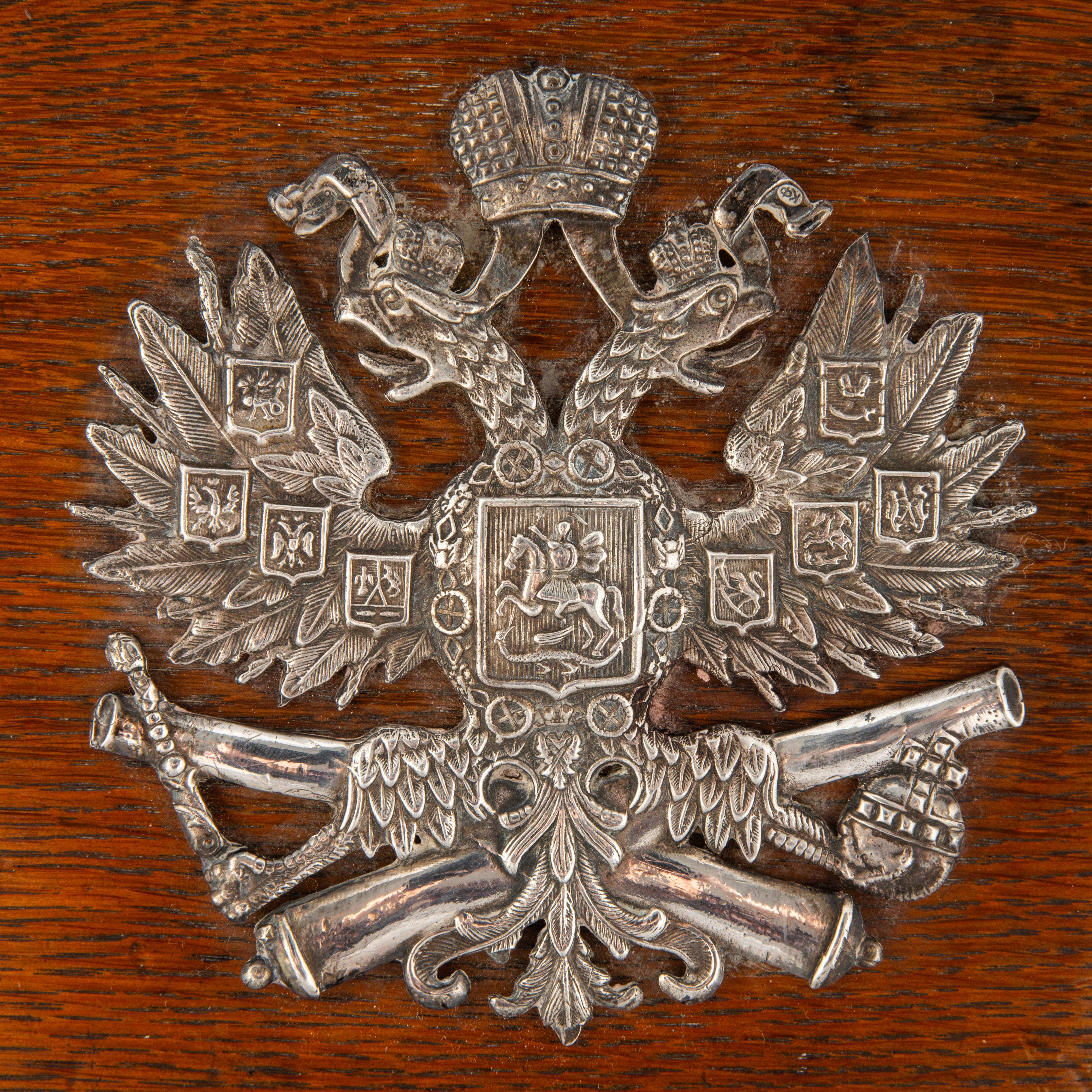 Russe Empire Grande boîte en chêne avec aigles Romanov à double tête de style militaire, vers 1900 en vente