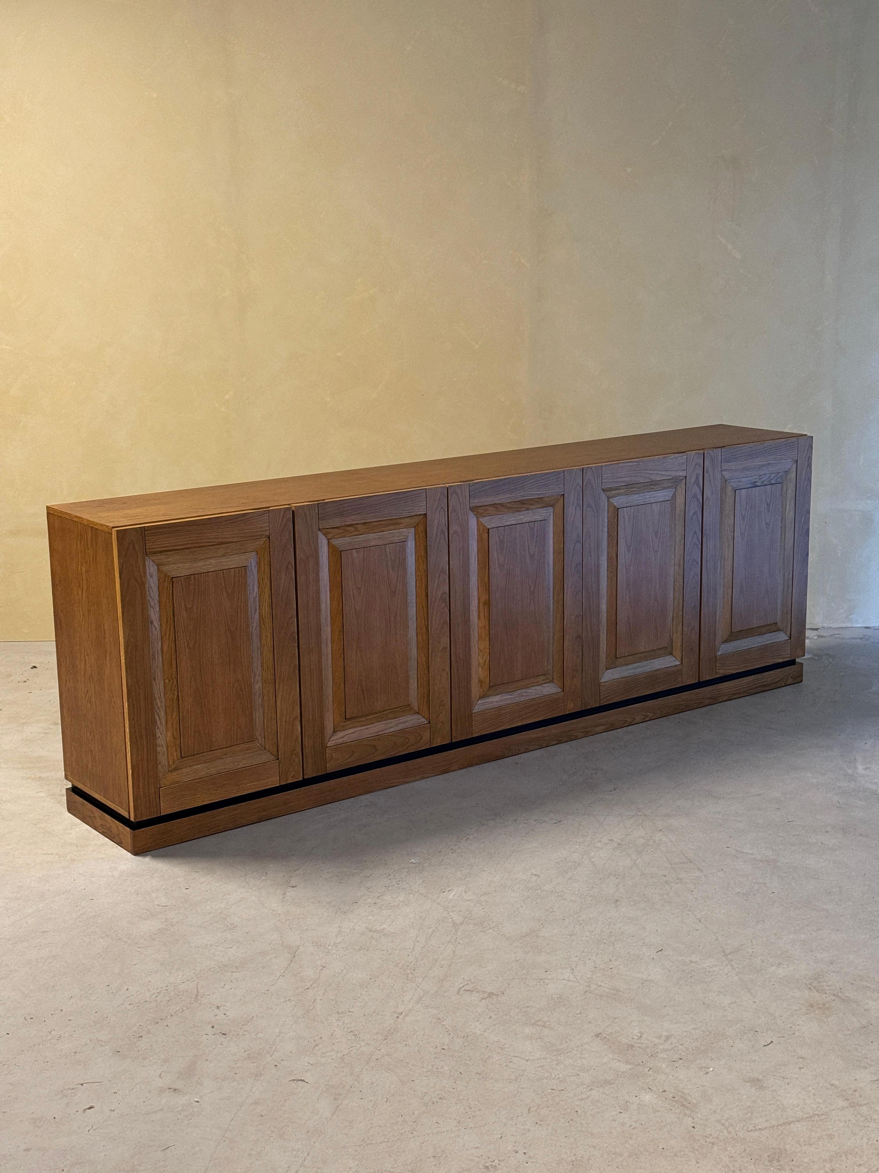 Amazing large, natural oak brutalist credenza in perfect condition.

Sideboard has been proffesionaly cleaned and refinished.

5 door credenza with lots of storage space inside.

Width 275cm

Depth 46cm

Height 93cm