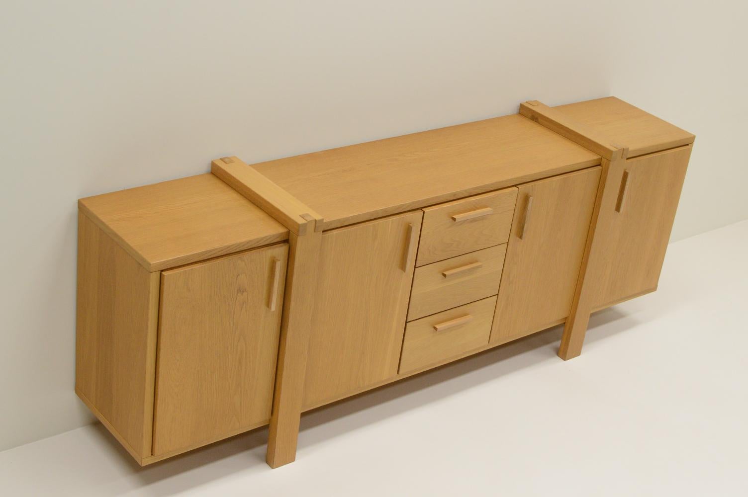 Large oak brutalist style sideboard, Belgium. In Good Condition For Sale In Landgraaf, NL