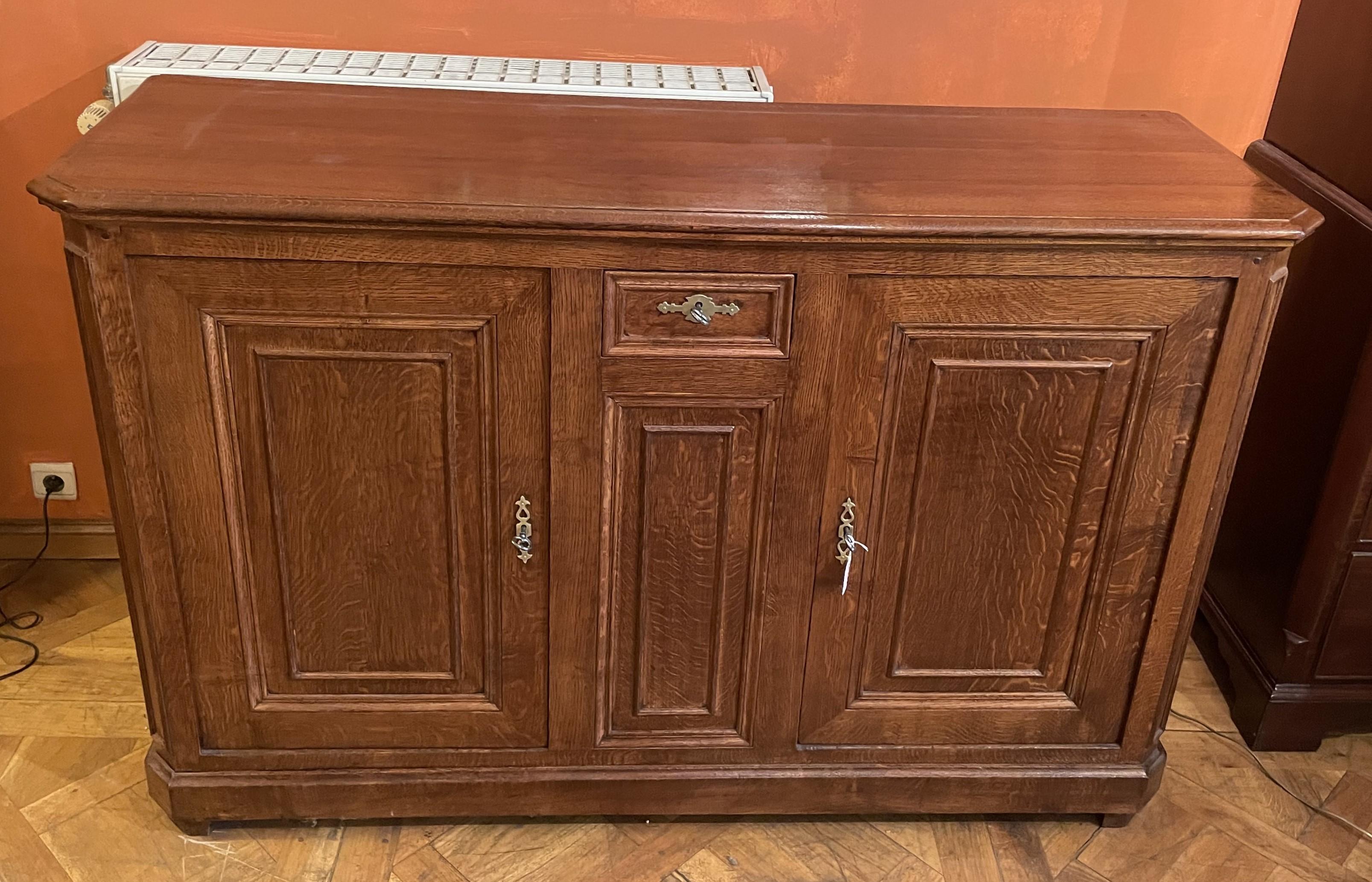 Grazioso buffet a due ante e tre cassetti in rovere chiaro del XIX secolo proveniente dalla Francia
Modello di grandi dimensioni con angoli tagliati, cosa insolita.
Bellissima la modanatura della porta e dei cassetti V.I.I.
ery beautiful top with a