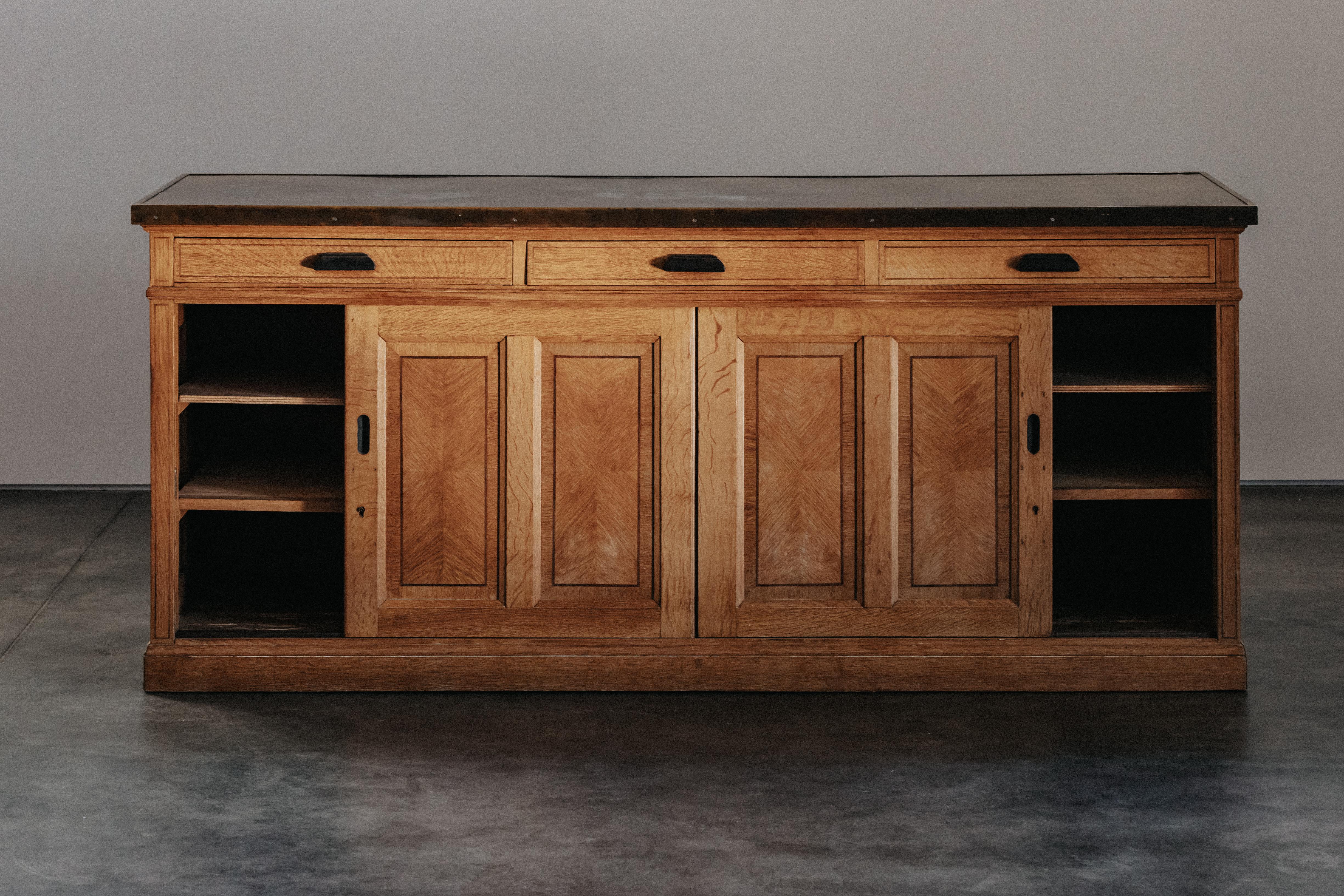 Grande armoire en chêne de la Banque de France, vers 1950. Construction en chêne massif avec un plateau en laiton patiné.  Superbe qualité avec une utilisation très légère.