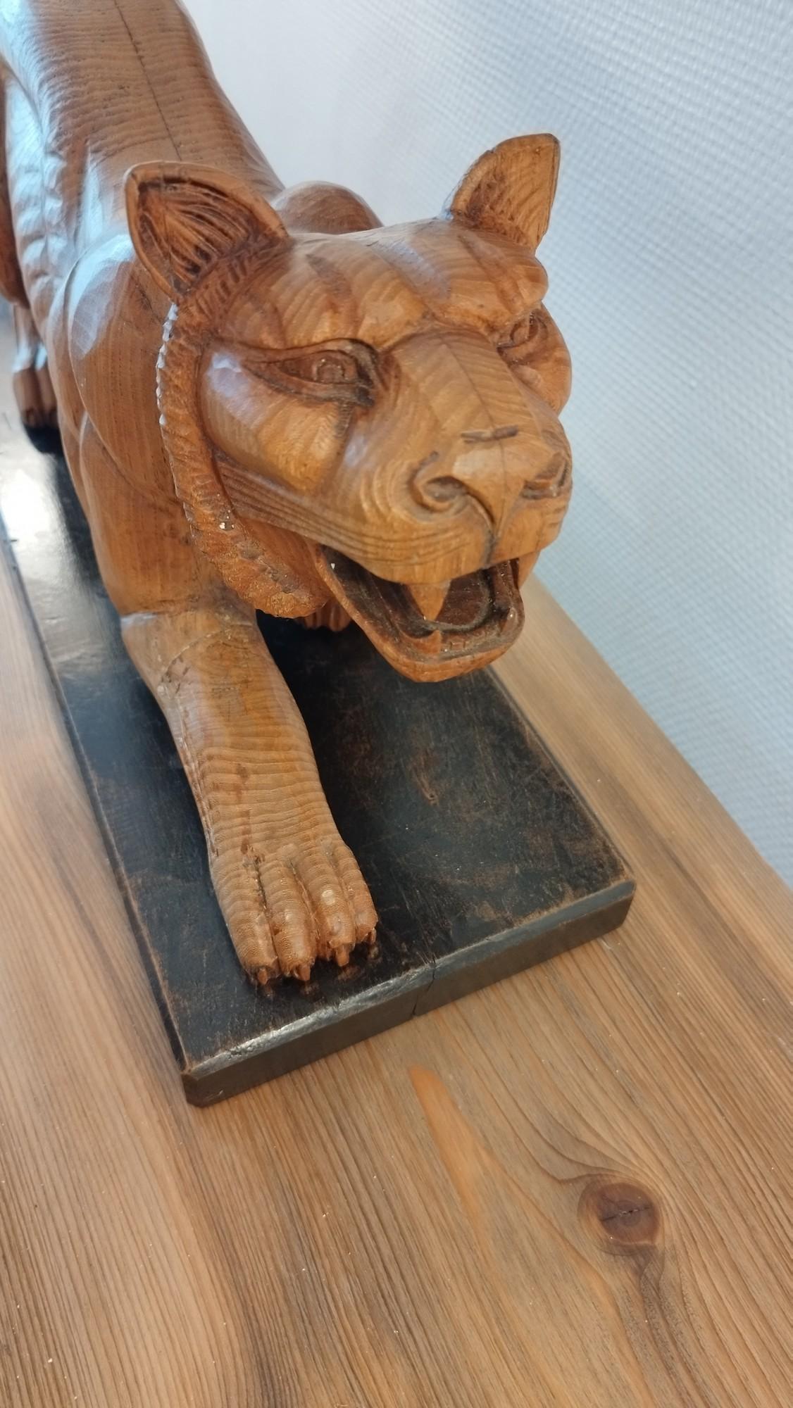 20th Century Large oak carved lioness For Sale