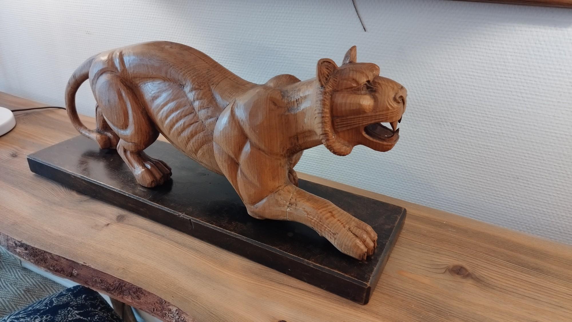 Beech Large oak carved lioness For Sale