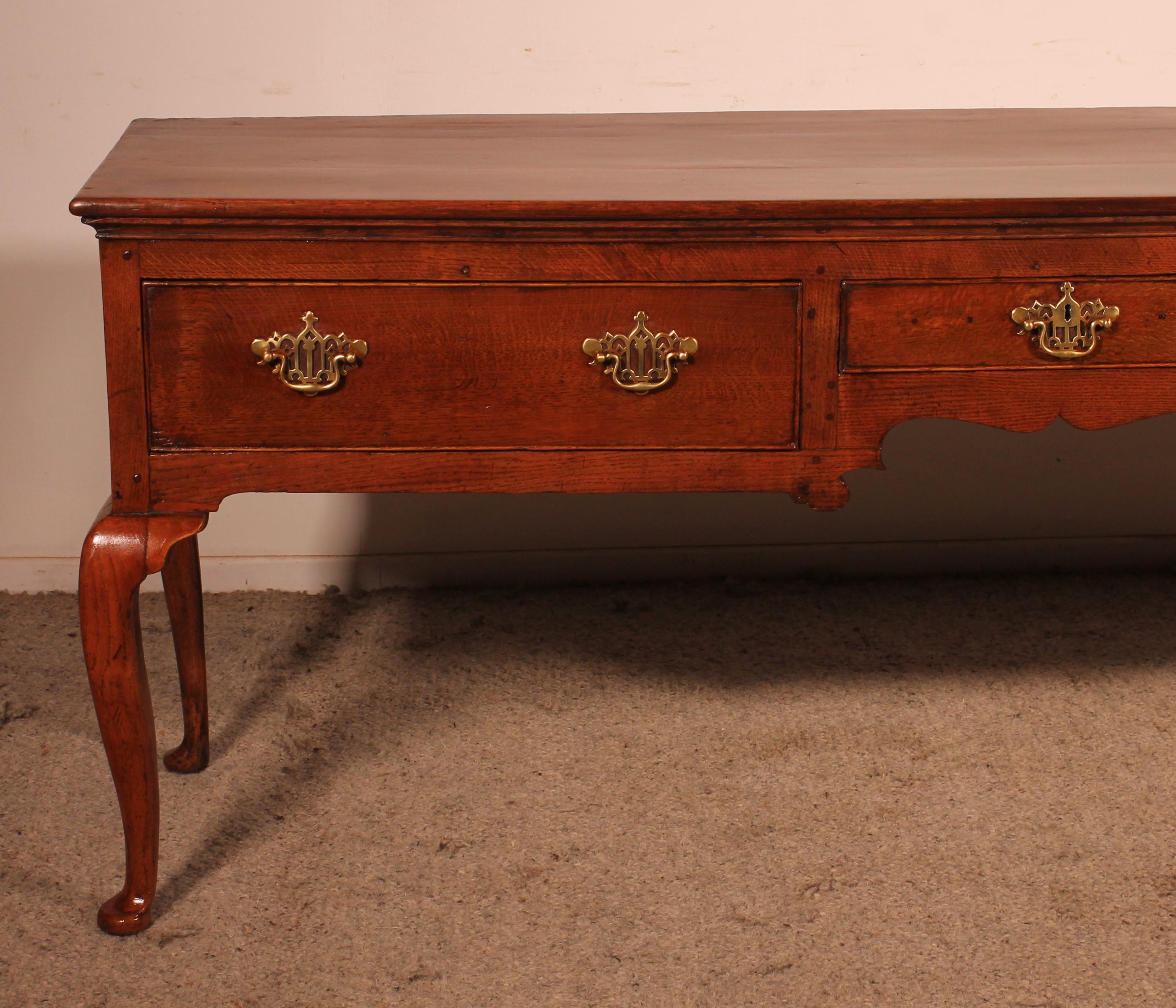Superb period console or dresser basein oak from the end of the 18th century from  England
Very beautiful console composed of three drawers
This lovely dresser base is practical, functional, elegant, full of character, and retains all of its