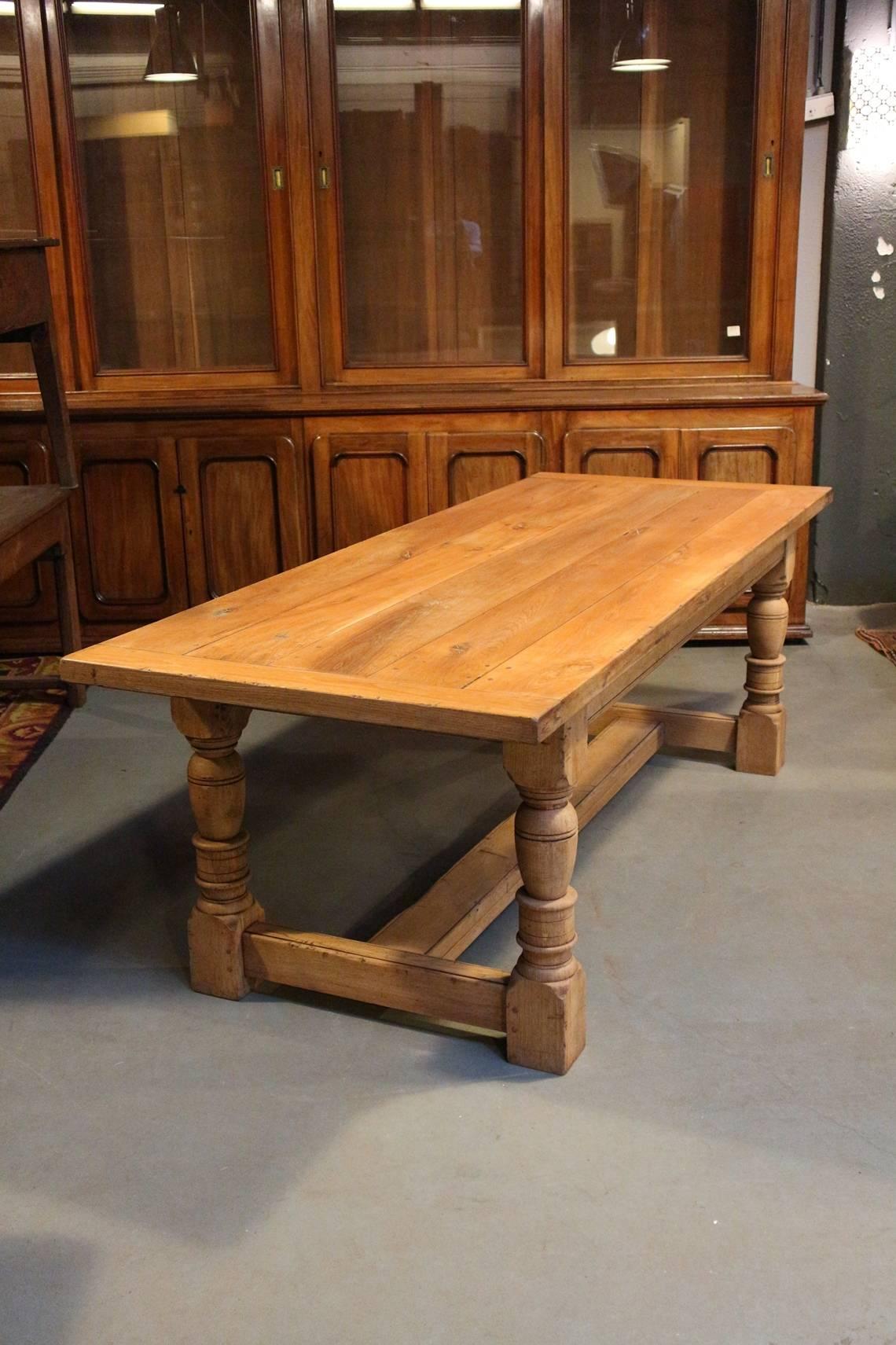 Beautiful untreated oak table. Tough robust appearance.

Origin: England

Period: 20th century

Measure: Br 91cm, L 228cm, H 77cm.



 
