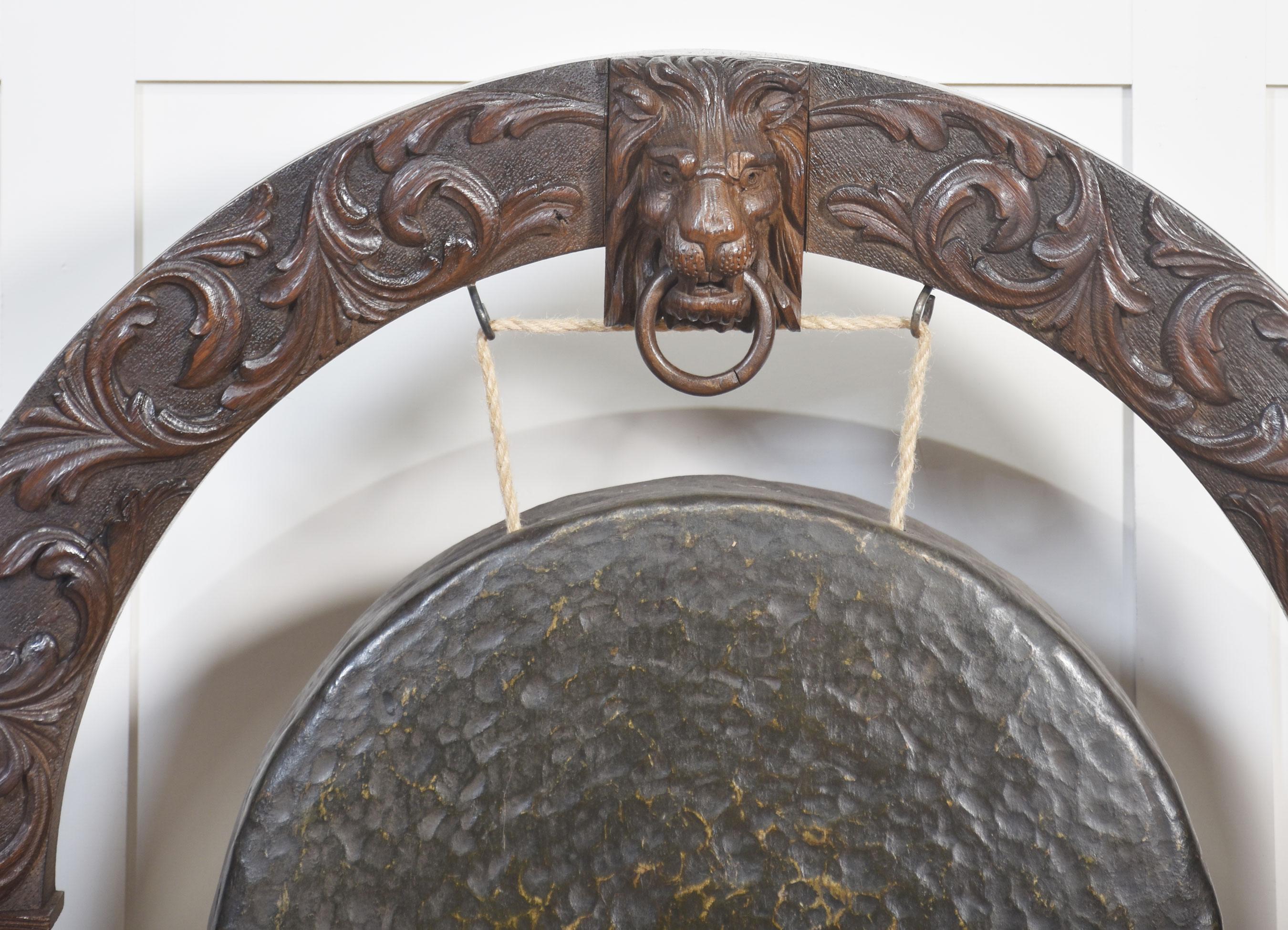Grand gong de table en chêne en vente 4