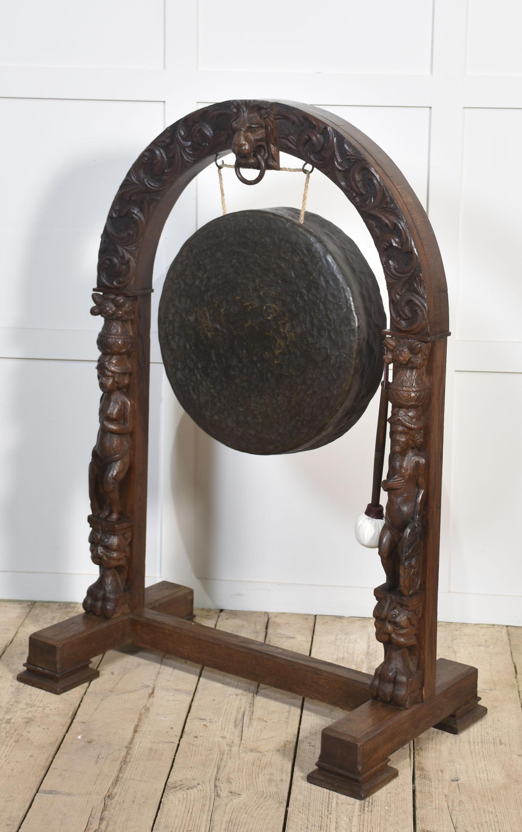 XIXe siècle Grand gong de table en chêne en vente