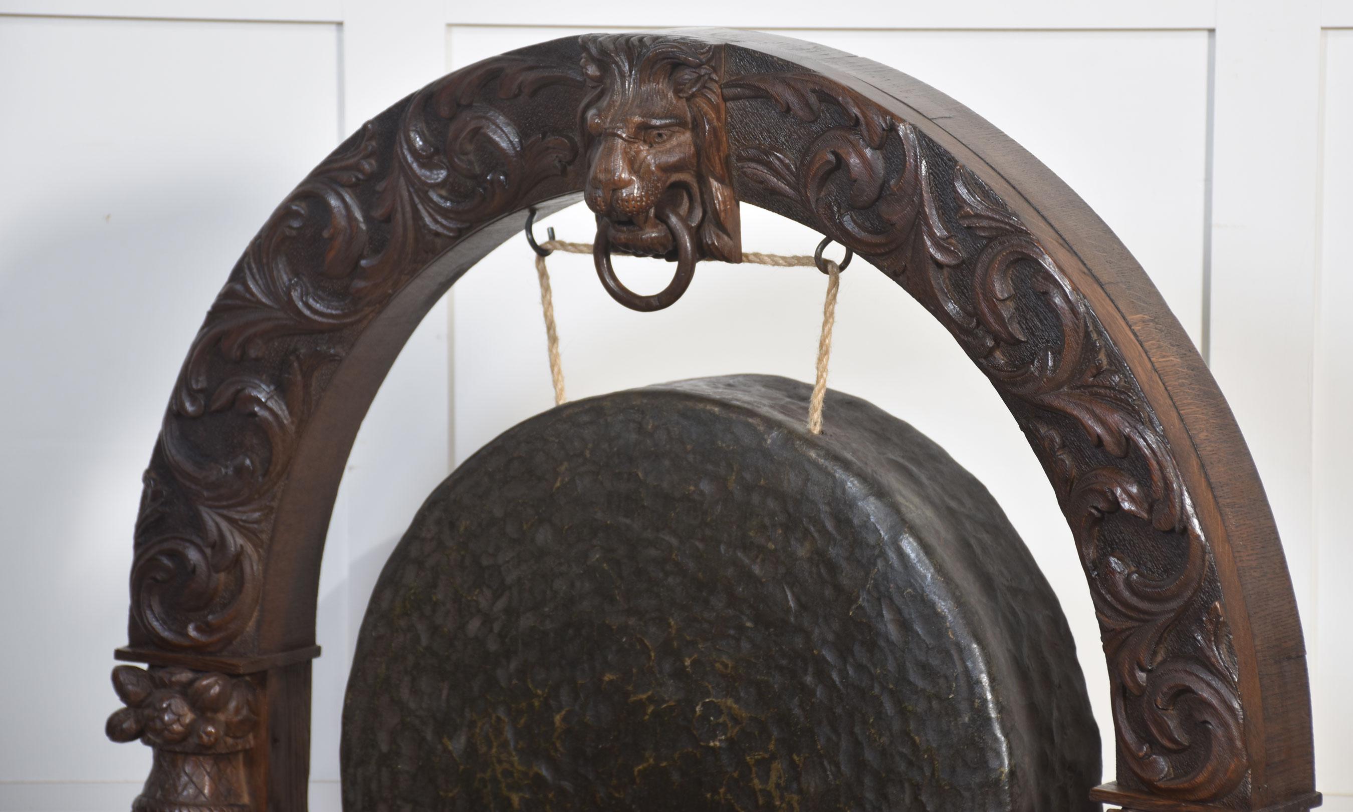 Grand gong de table en chêne en vente 1