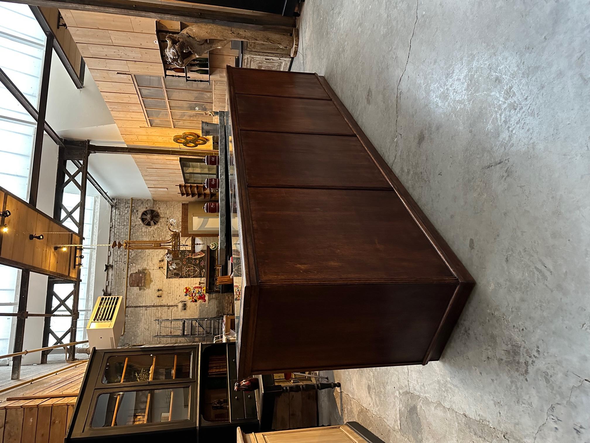 This counter from the 60s has been restored

It has 3 large windows on the top opening from the back

On the rear part of the large storage are present