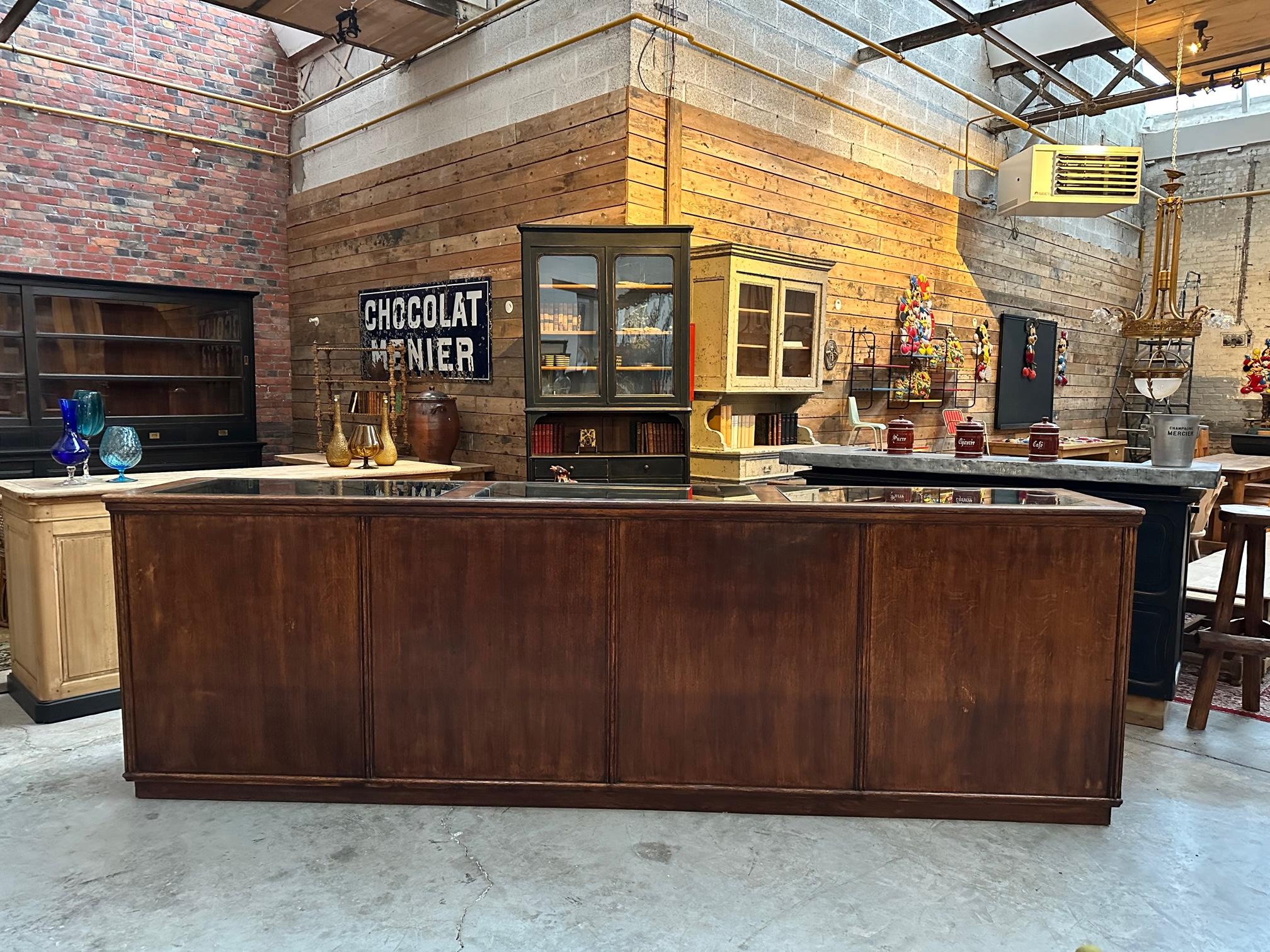 Large oak display counter In Good Condition In WARNETON, FR