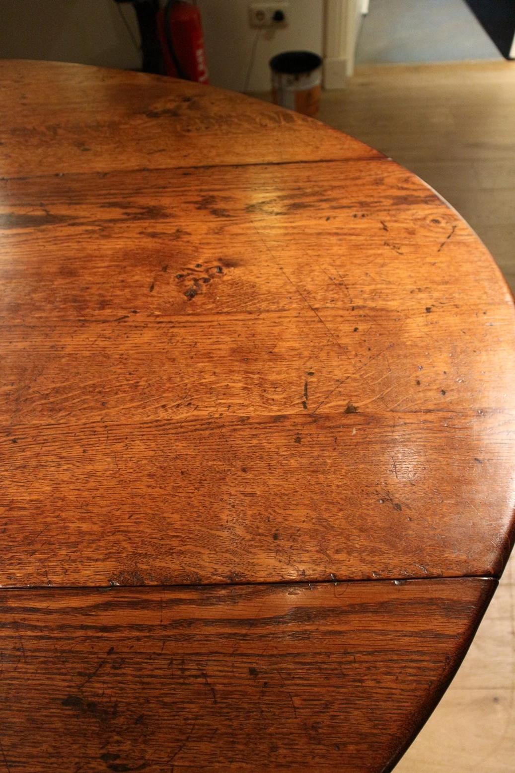 Impressive large oak drop leaf table. Beautiful patina. Entirely in perfect condition. 
Completely handmade
Origin : England
Period ca. 1990
Size: 152cm x 237cm x H.74cm.
  