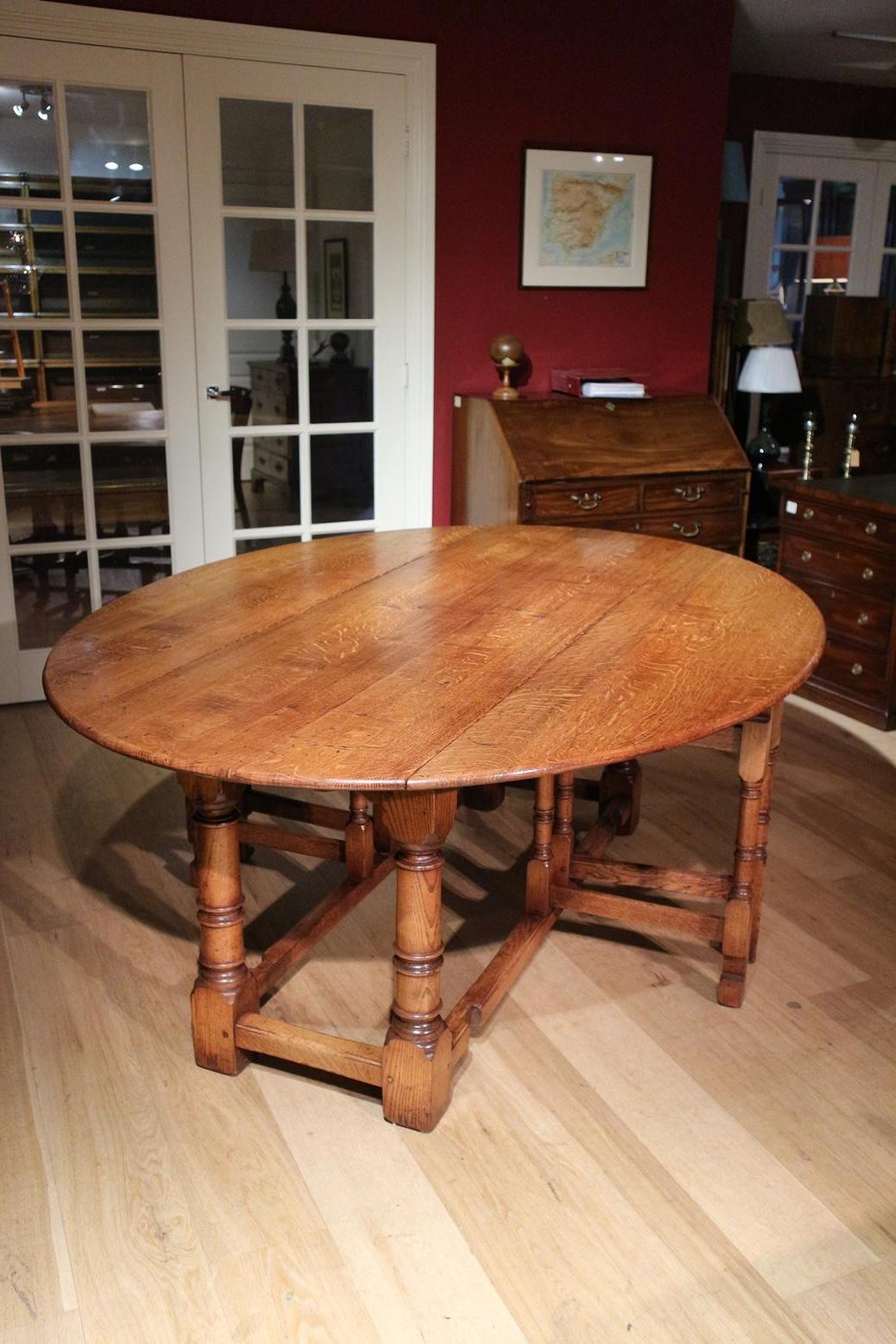Oak drop leaf table in perfect condition. Beautiful large oval table. Both sides can be folded down.

Origin: England

Period: 20th century

Size: 201cm x 148cm x h.77cm