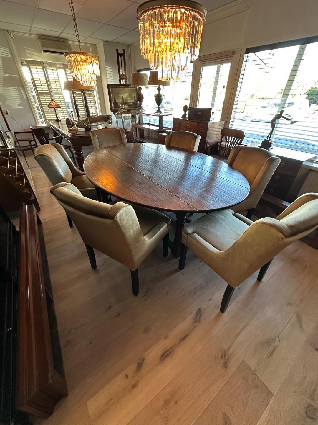 Grande table suspendue ovale en chêne en très bon état. Belle couleur chaude. Pas une table antique

Origine : Angleterre
Période : 20ème siècle
Taille : 211cm x 153cm (47-59-47) x h.74cm
