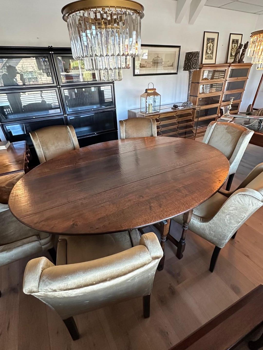 Britannique Grande table de salle à manger en chêne à porte-à-faux en vente