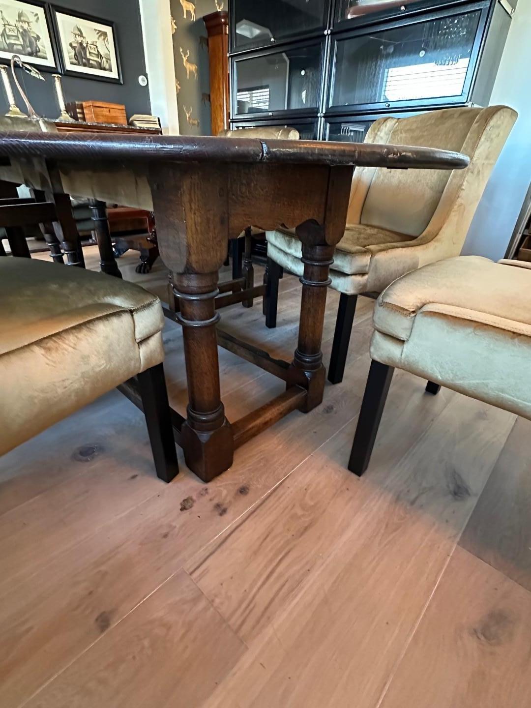 Grande table de salle à manger en chêne à porte-à-faux Bon état - En vente à Eindhoven, NL