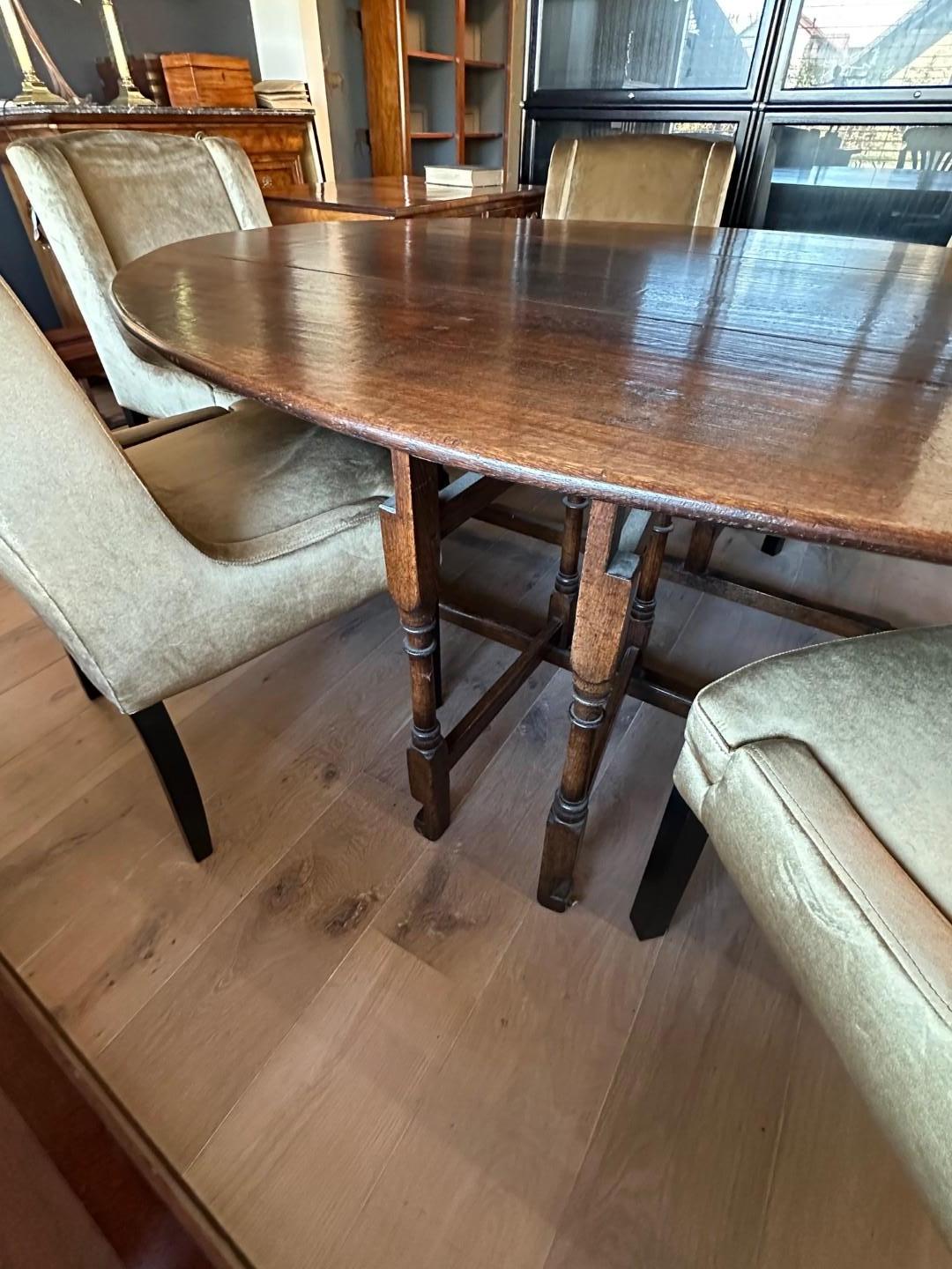 Chêne Grande table de salle à manger en chêne à porte-à-faux en vente