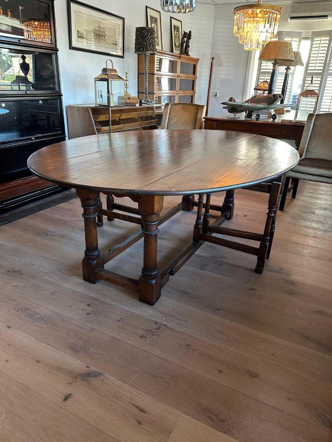 Grande table de salle à manger en chêne à porte-à-faux en vente 1