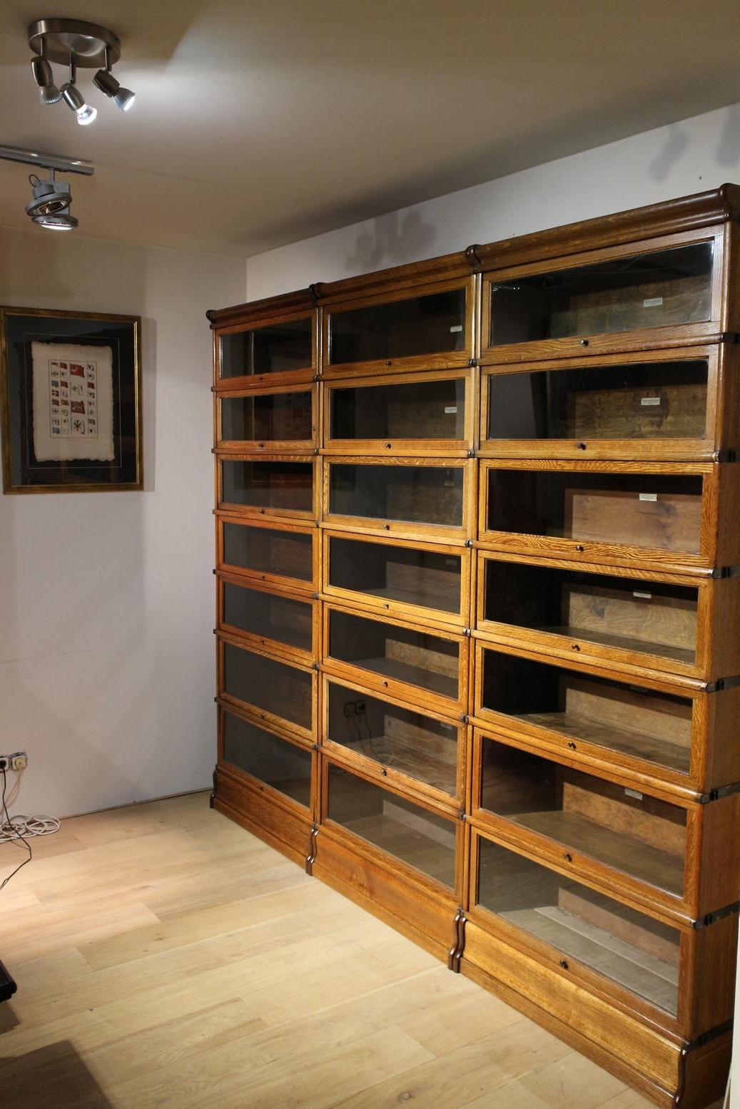 Beautiful antique oak Globe Wernicke bookcase. Entirely in perfect condition. The cabinet consists of 21 stackable parts.
Origin: England
Period: Approx. 1895-1910
Measure; 260cm x 29cm x h.221cm