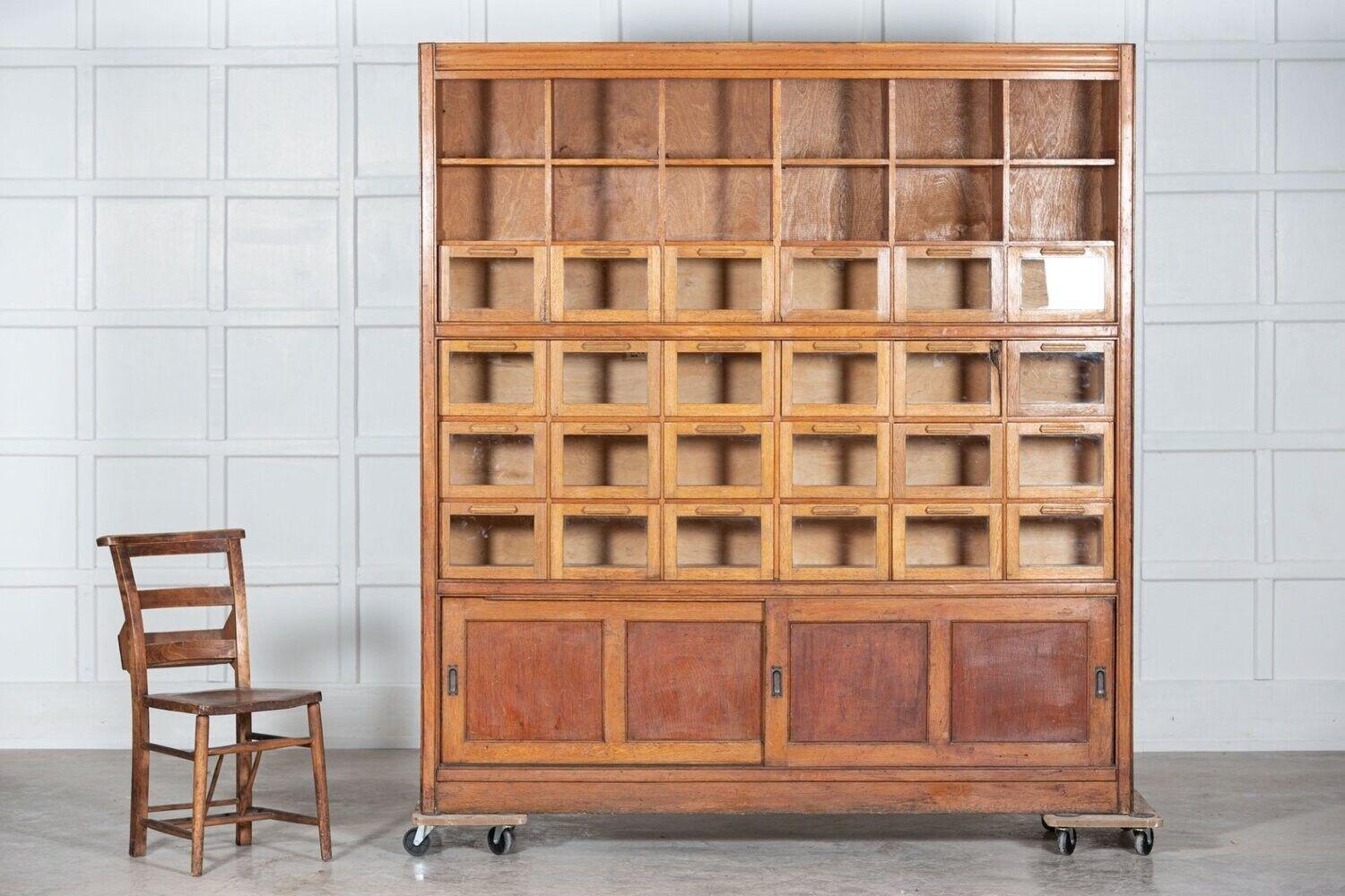 20ième siècle Grand meuble de Haberdashery en Oak en vente
