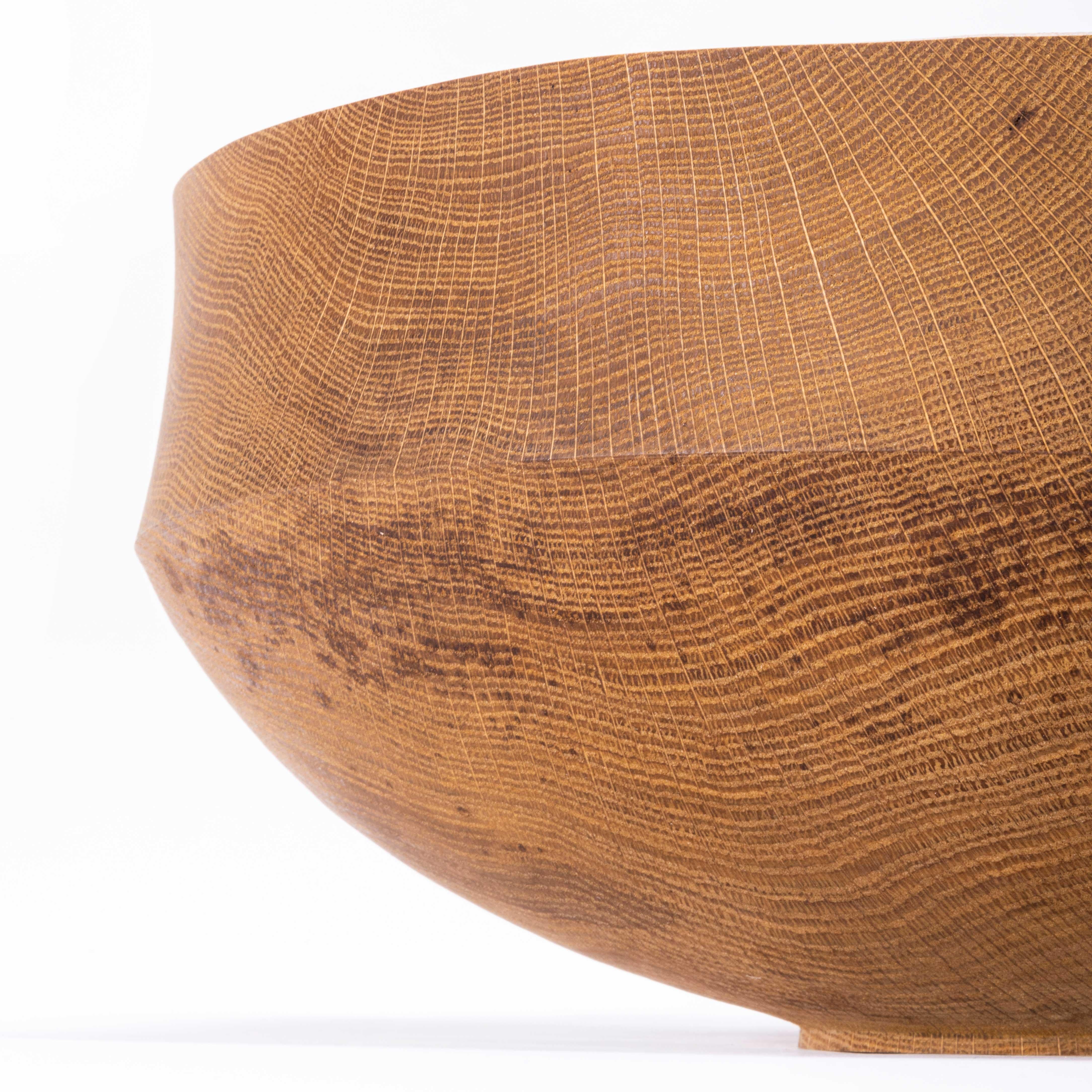 Large Oak Hand Turned Bowl - Tyler & Tara In New Condition For Sale In Hook, Hampshire
