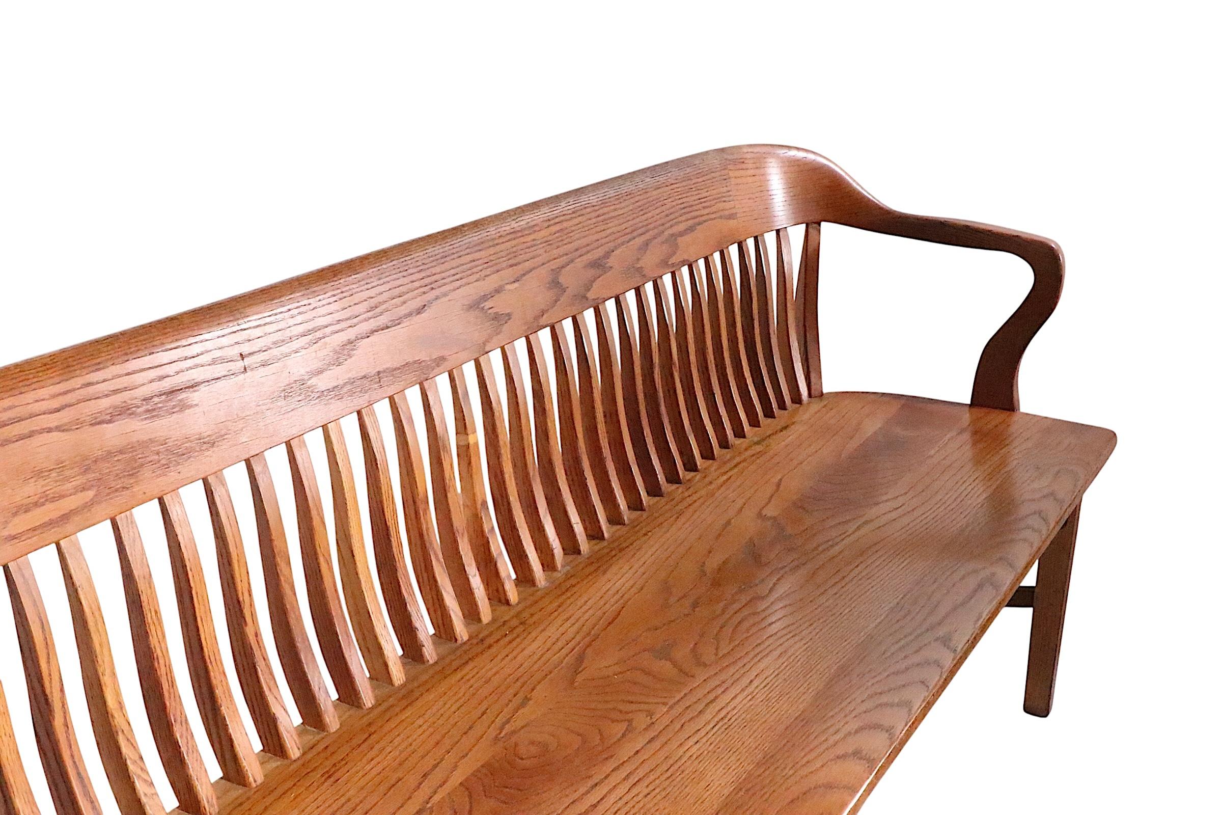 Arts and Crafts Grand banc de jury en Oak attenant à Gunlocke en vente
