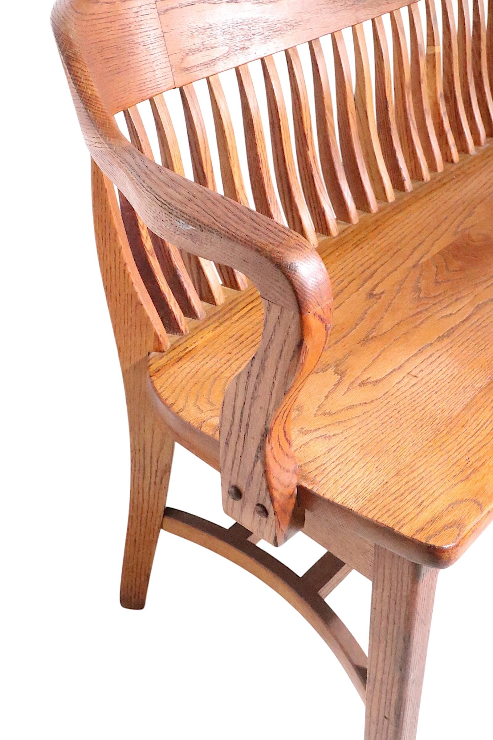 20ième siècle Grand banc de jury en Oak attenant à Gunlocke en vente
