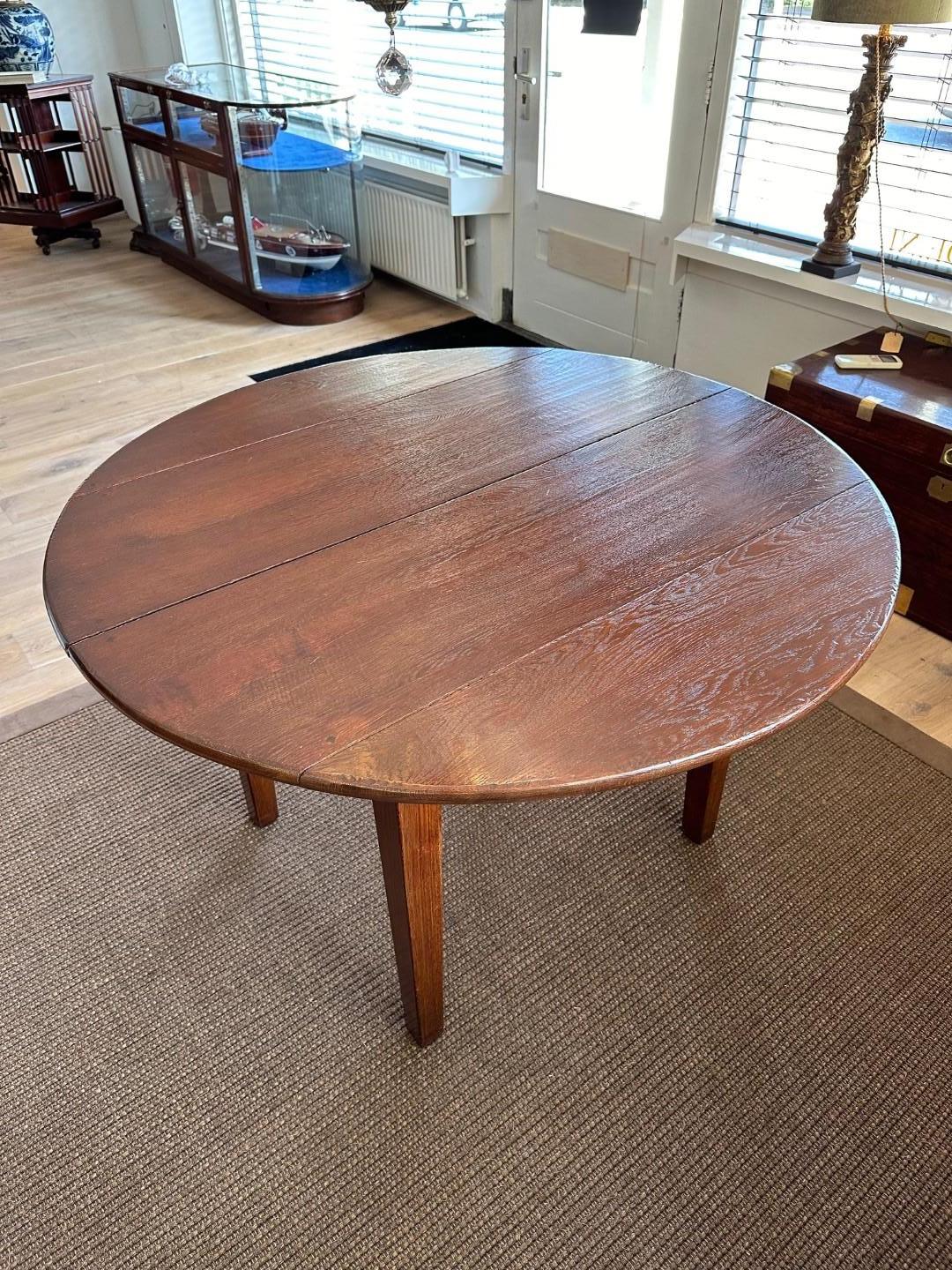 Large oval solid oak dining table with extension options. Table is round 120cm and can be extended with 2 leaves of 52.5cm to 172.5cm or 225cm. Practical table. Completely in perfect condition.