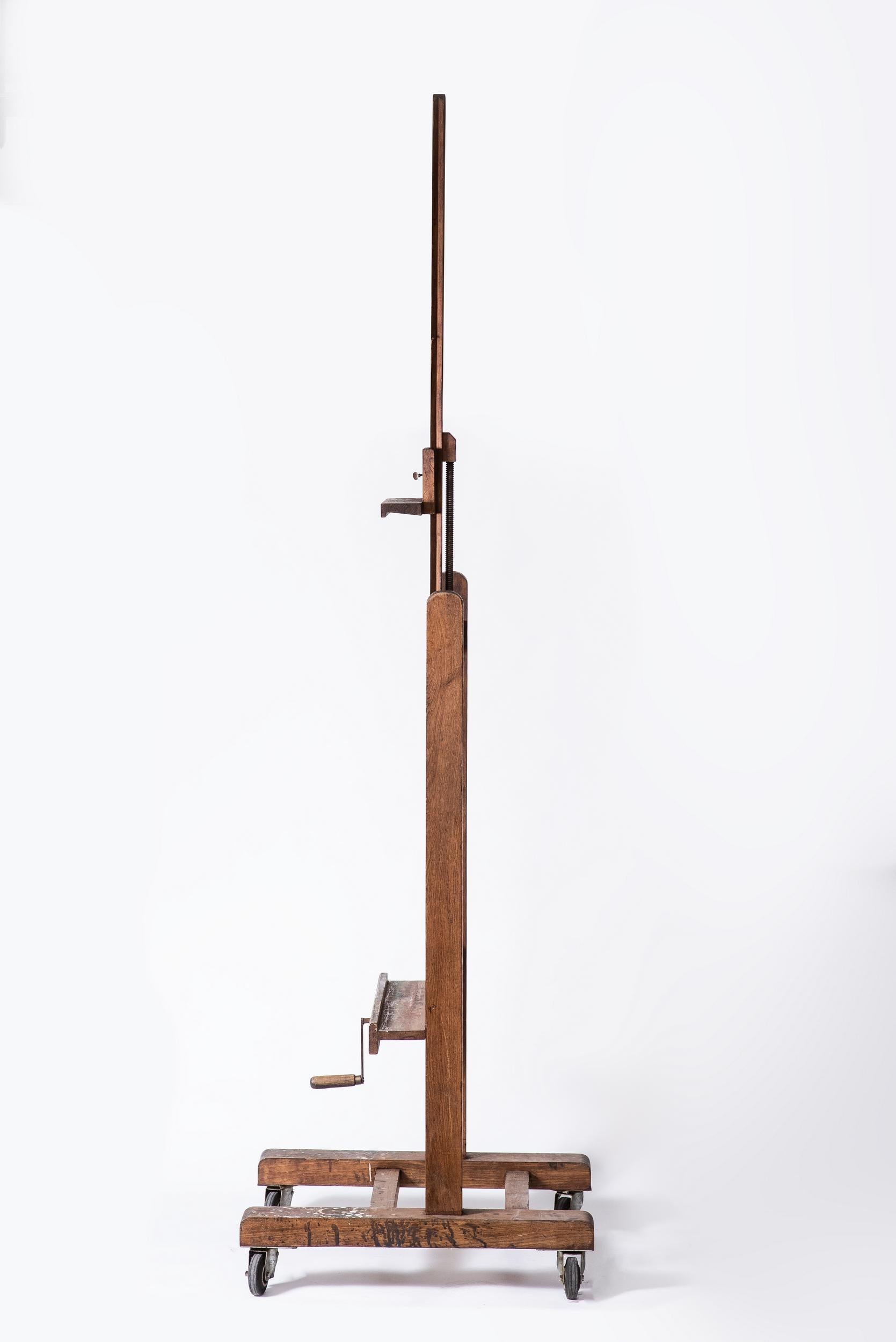 Large painter’s easel with rack and crank, in solid oak.
The height of the shelf on which the painting rests can be altered using the crank, while the top of the painting is held in place by a “U”-shaped element that slides and screws into place at