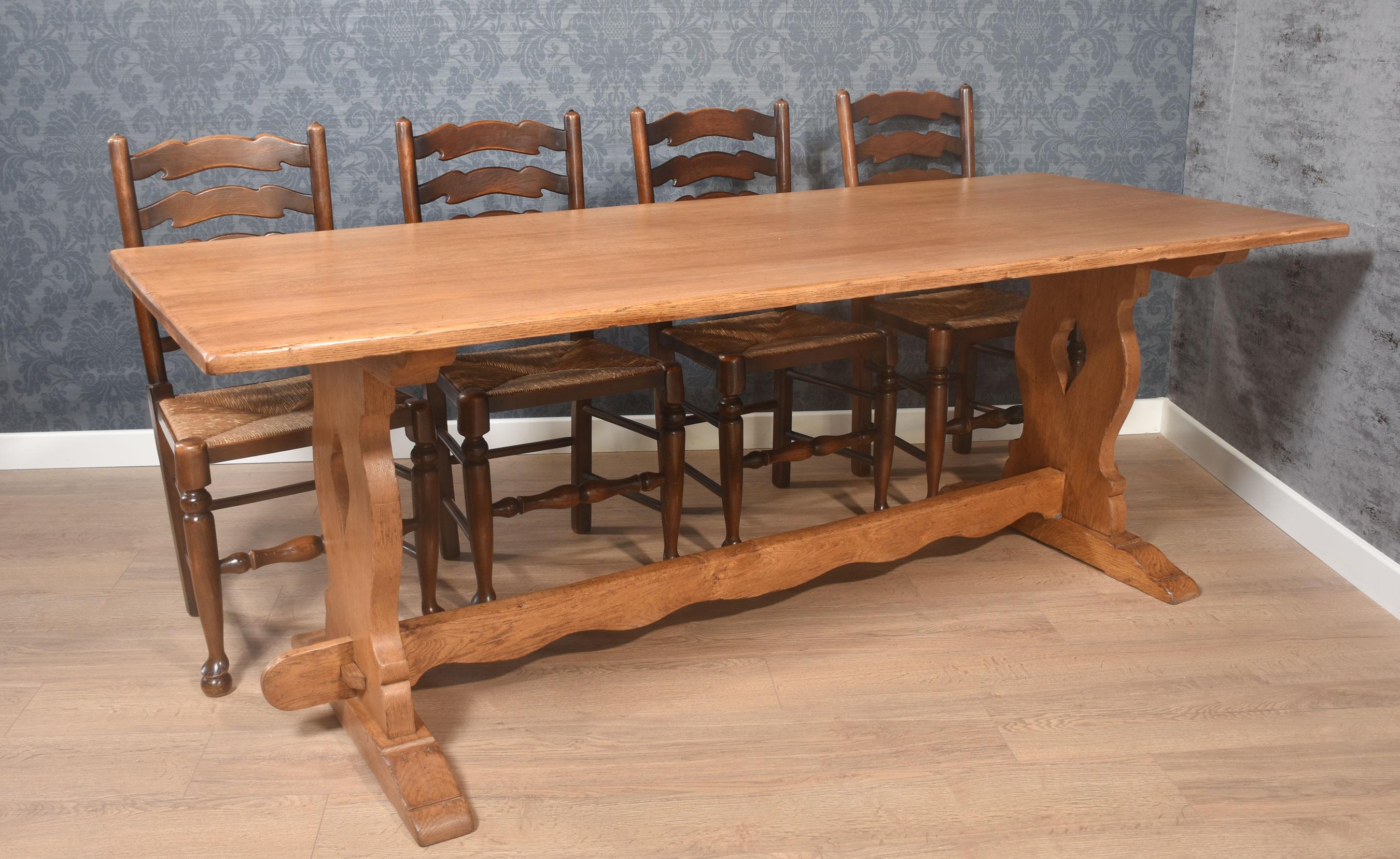 Grande table de réfectoire en chêne, le plateau en planches, reposant sur des tréteaux unis par des traverses ondulées.
Dimensions
Hauteur 30 pouces
Largeur 84 pouces
Profondeur 33 pouces