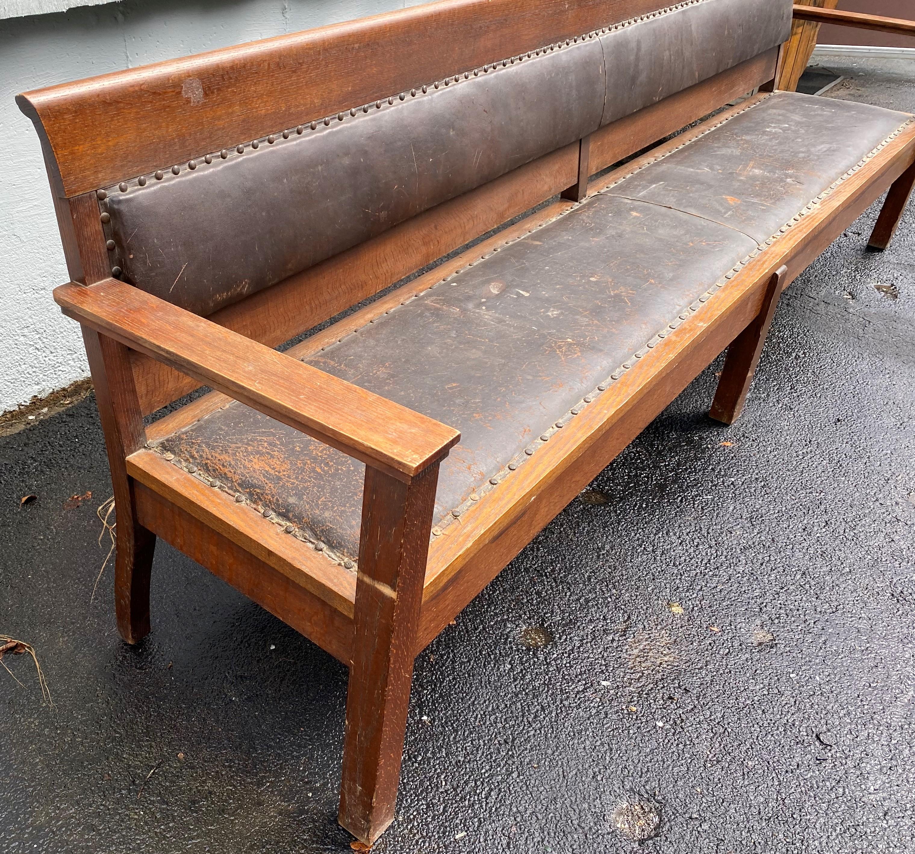 Large Oak Railroad or Train Station Bench w/ Original Leather circa 1910 In Good Condition In Milford, NH