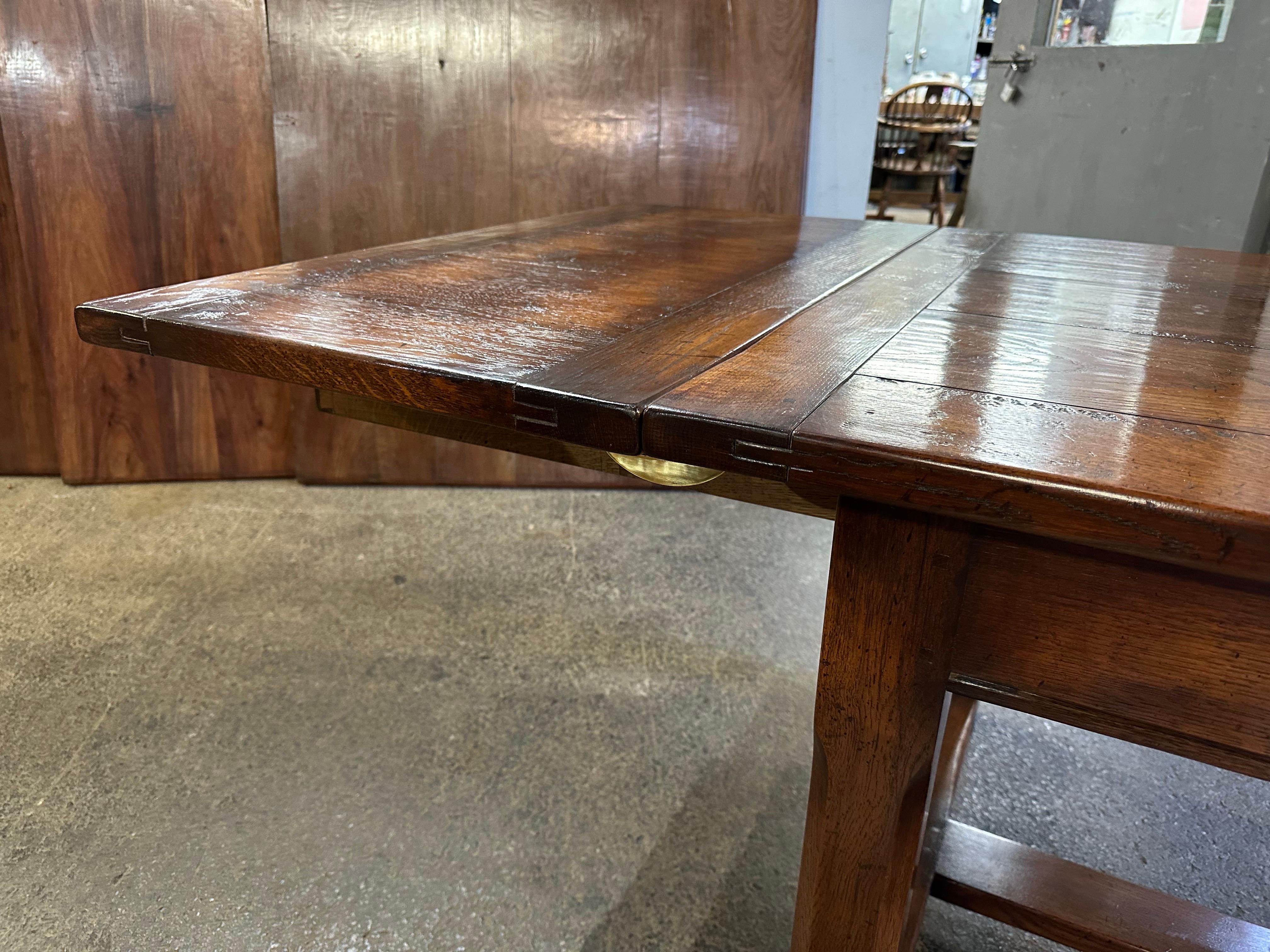Large Oak Refectory Dining Table with Two Extension Leaves In Good Condition In Billingshurst, GB