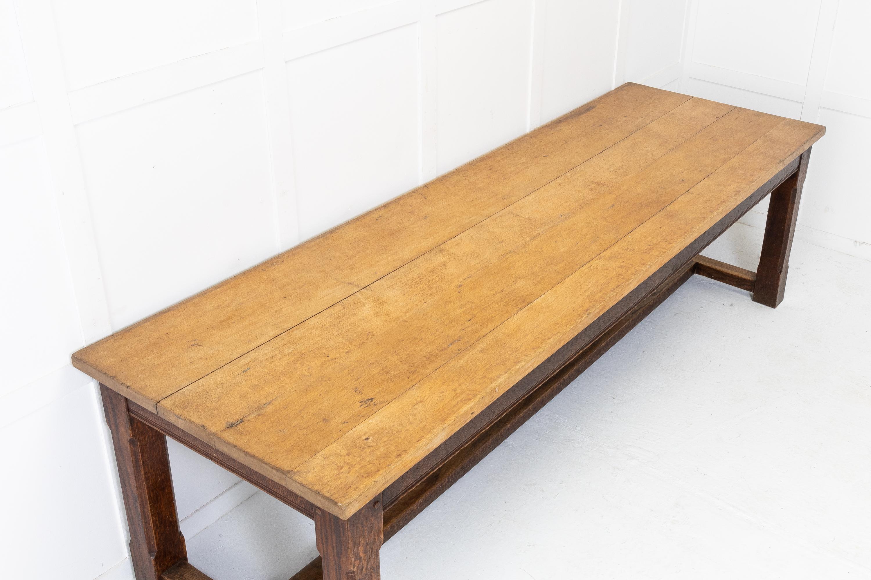 Début du 20ème siècle Grande table de réfectoire en chêne en vente