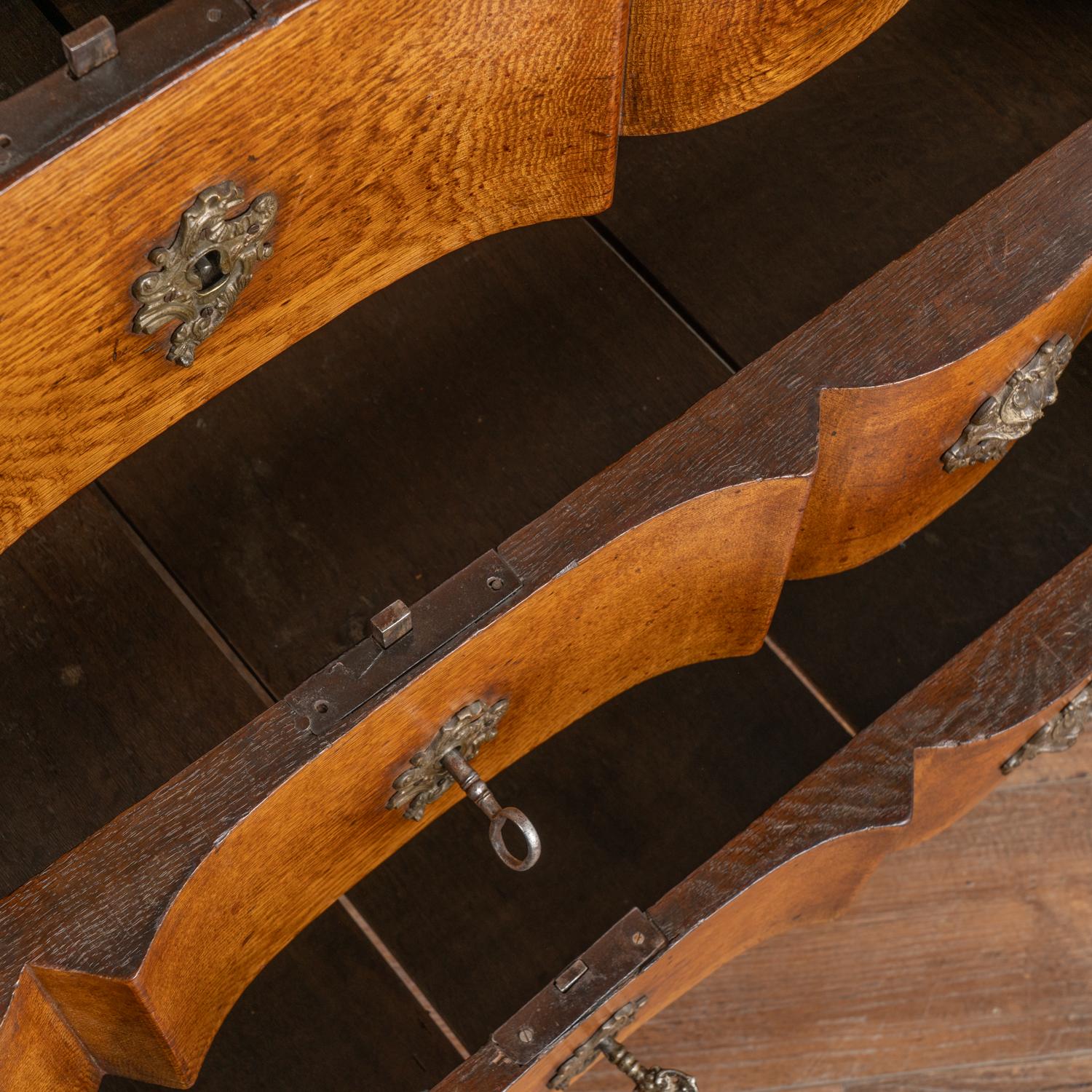 Grande commode rococo en Oak à cinq tiroirs, Danemark vers 1750-80 en vente 3