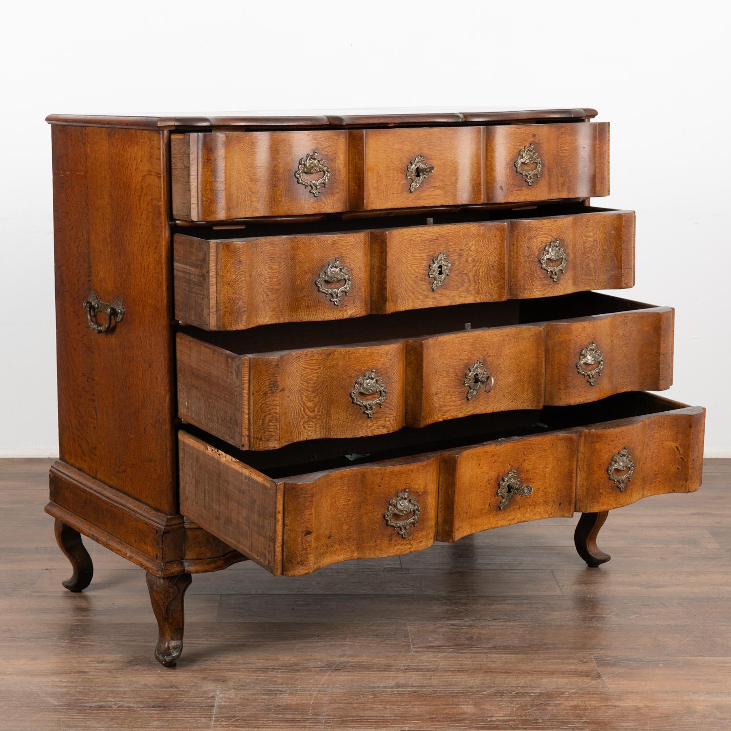 Rococo Grande commode rococo en Oak à cinq tiroirs, Danemark vers 1750-80 en vente