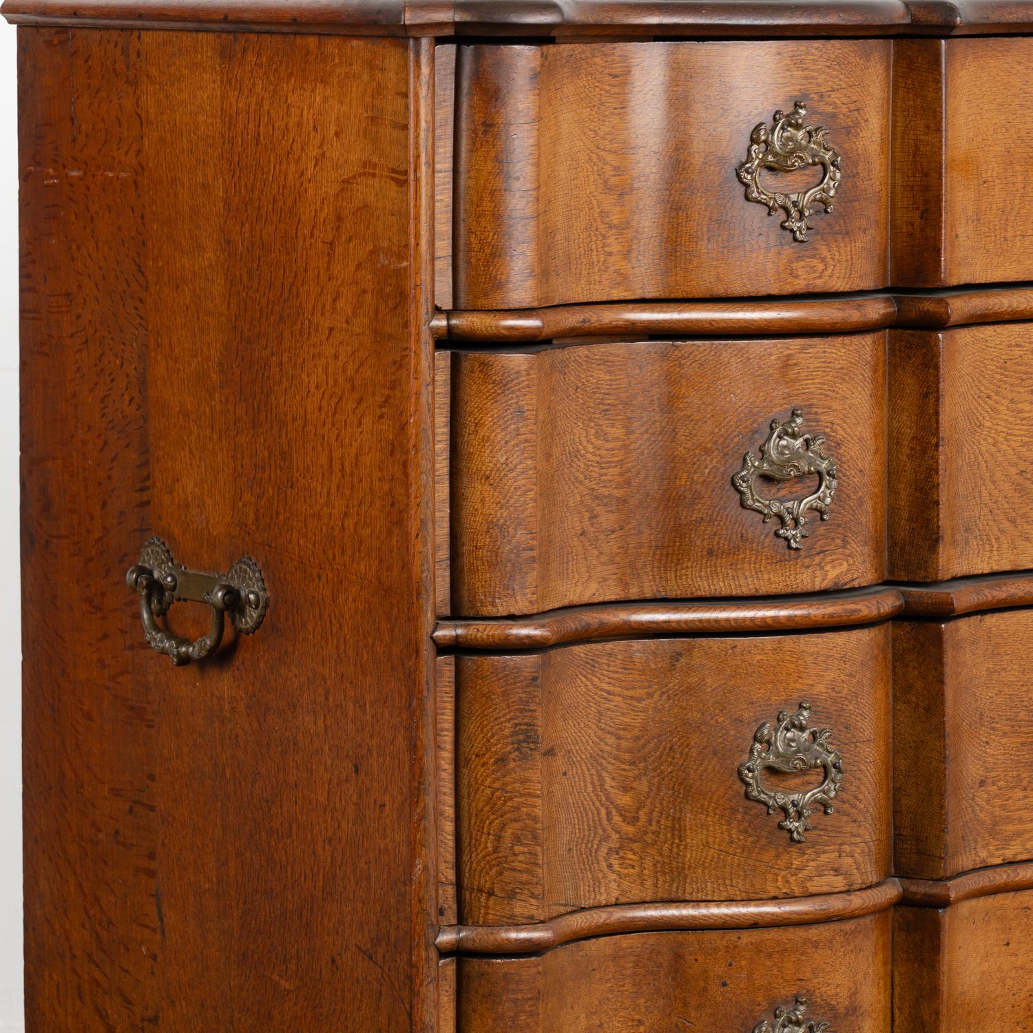 Laiton Grande commode rococo en Oak à cinq tiroirs, Danemark vers 1750-80 en vente