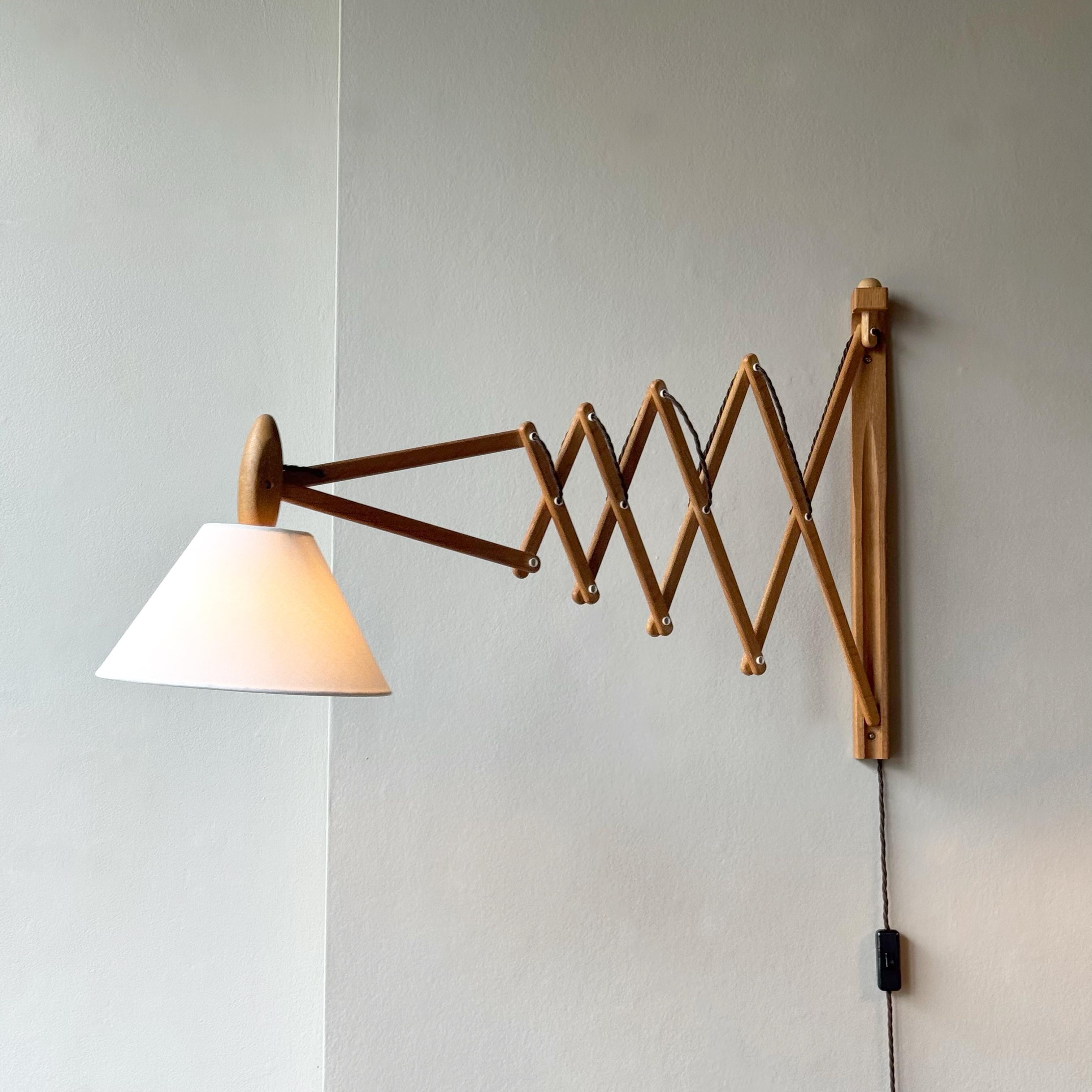 Descrizione:

Lampada da parete 'Sax' (a forbice) in legno, disegnata da Erik Hansen per Le Klint, Danimarca, 1952. Dagli anni '50 la lampada 'Sax' è stata prodotta come accendino e accendino in diversi tipi di legno. Questa lampada, un originale