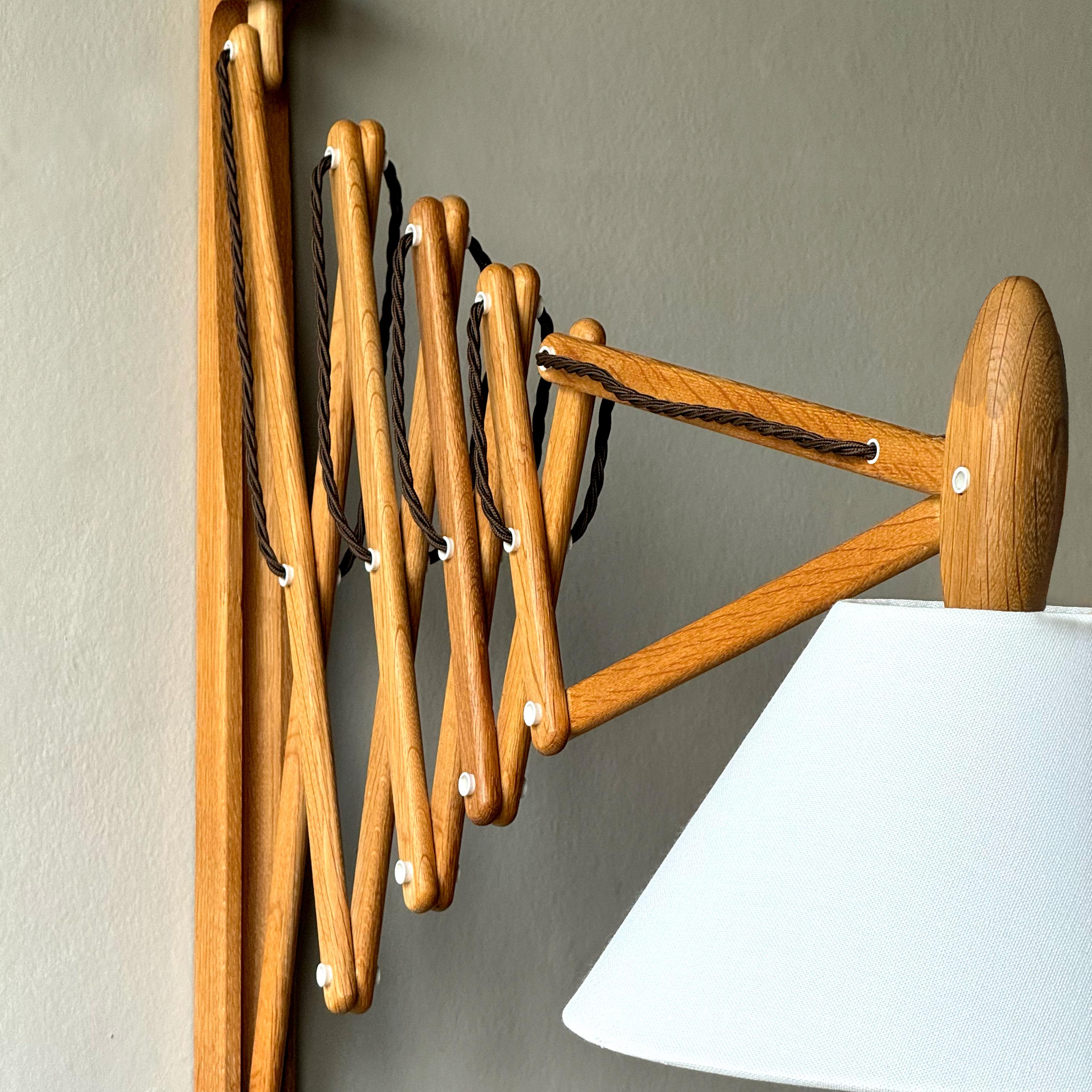 Lampada da parete grande in Oak 'Sax' #1 Erik Hansen per Le Klint, 1952 In condizioni buone in vendita a London, GB