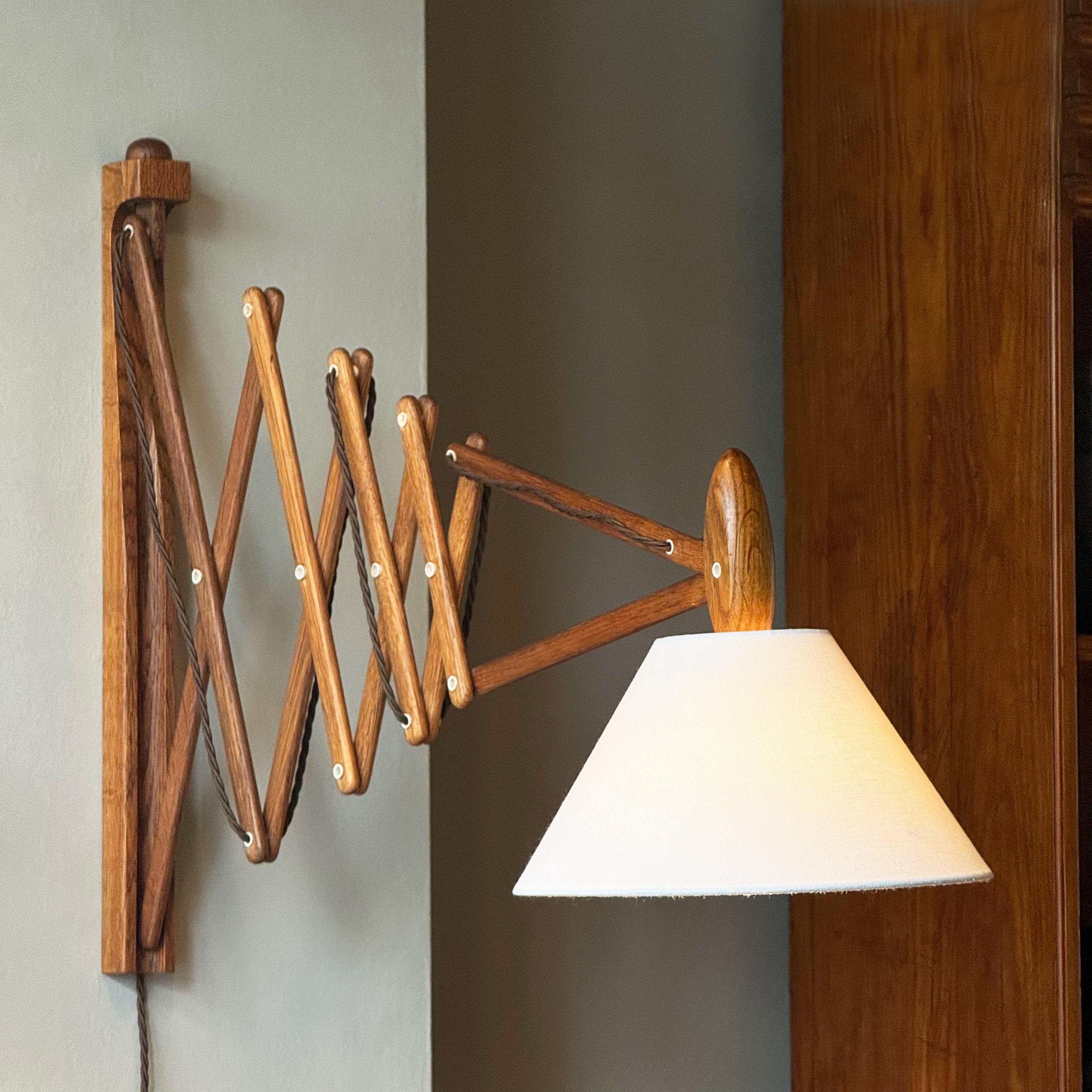 Descrizione:

Lampada da parete 'Sax' (a forbice) in legno, disegnata da Erik Hansen per Le Klint, Danimarca, 1952. Dagli anni '50 la lampada 'Sax' è stata prodotta come accendino e accendino in diversi tipi di legno. Questa lampada, un originale